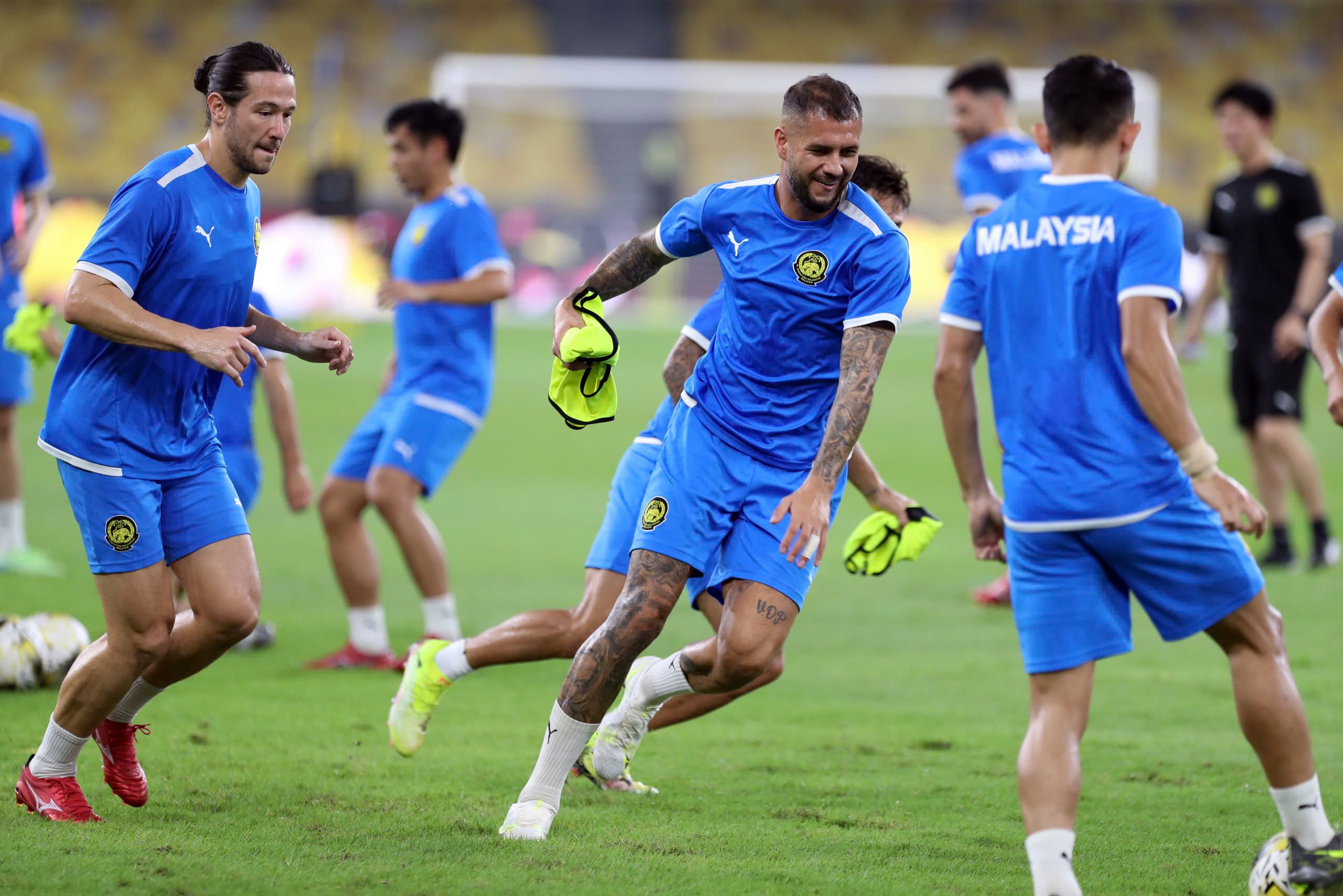 Cầu thủ nhập tịch lậu bị FIFA xử phạt, bất ngờ ‘biến mất’: Bóng đá Malaysia nhiễu loạn- Ảnh 3. Cầu thủ nhập tịch lậu bị FIFA xử phạt, bất ngờ ‘biến mất’: Bóng đá Malaysia nhiễu loạn- Ảnh 3.