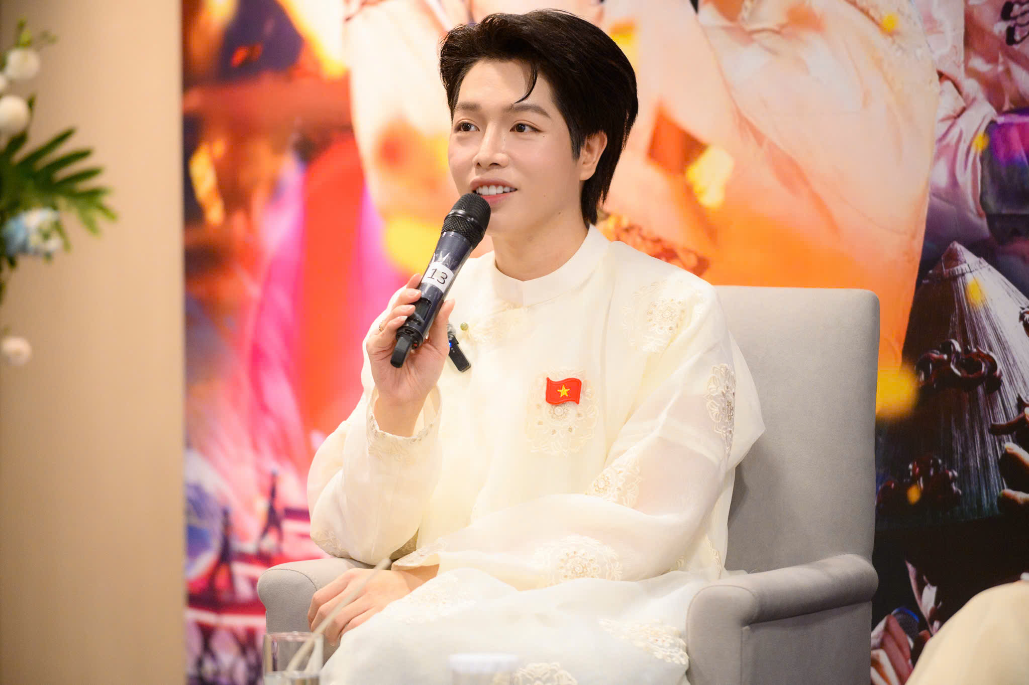 លោក Duc Phuc បរិច្ចាគប្រាក់រង្វាន់ចំនួន 1 ពាន់លានដុងដើម្បីជួយប្រជាជនដែលរងផលប៉ះពាល់ដោយព្យុះ Bualoi - រូបថត 1. Đức Phúc trích 1 tỉ đồng tiền thưởng giúp đồng bào bị ảnh hưởng bởi bão Bualoi- Ảnh 1.