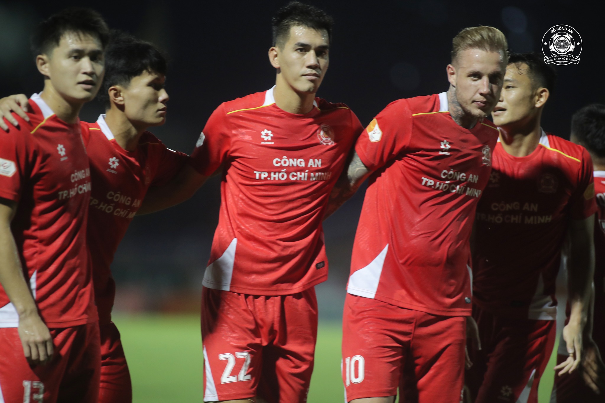 ខណៈកំពុងរង់ចាំម៉ាឡេស៊ីត្រូវបានគេប្រកាសថាចាញ់ ក្រុមវៀតណាមស្រាប់តែ 'រីក' - រូបថត ១. Trong lúc chờ Malaysia có thể bị xử thua, đội tuyển Việt Nam bỗng dưng ‘nở hoa’
- Ảnh 1.