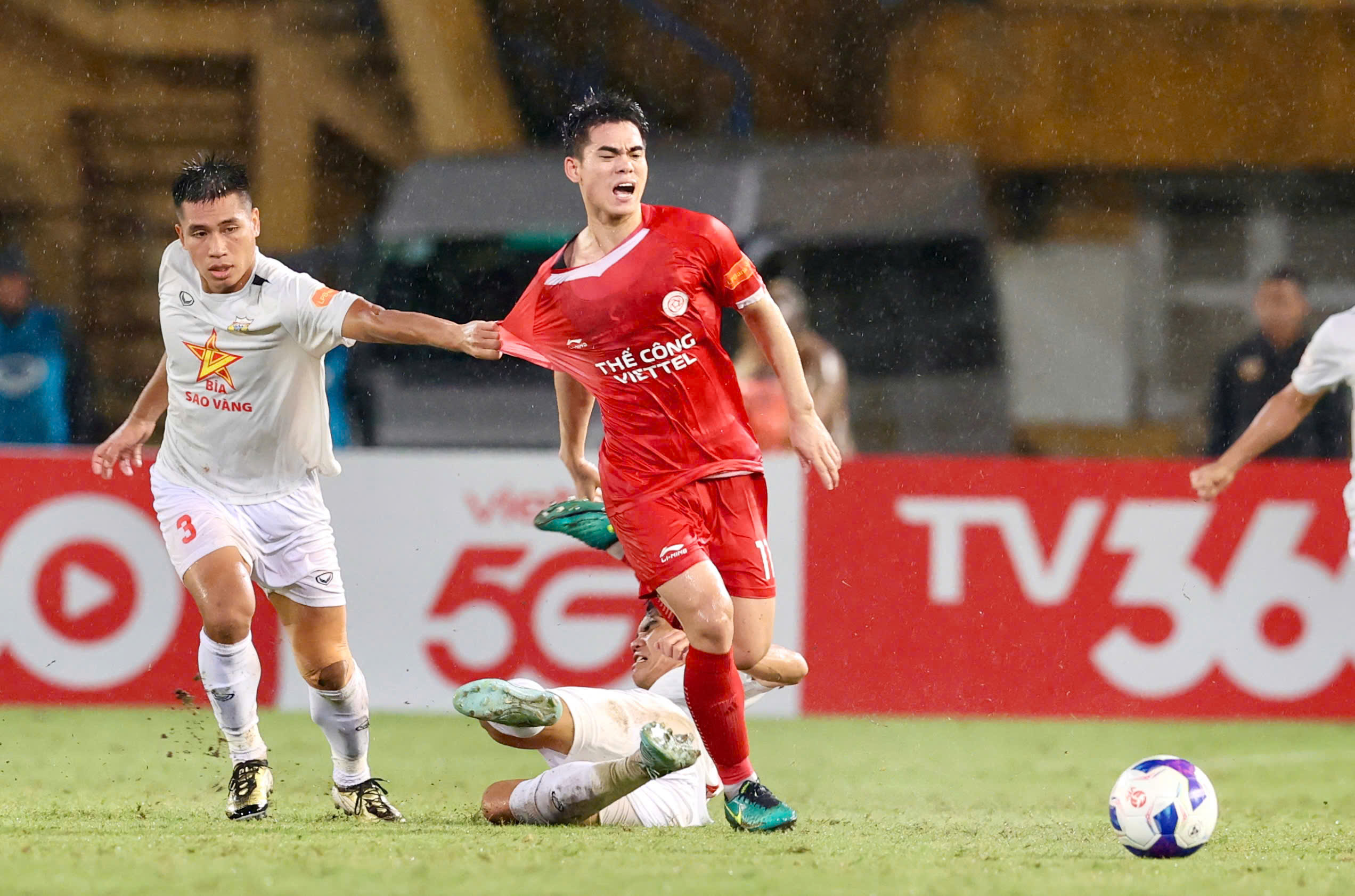 ក្រុមវៀតណាមបានចាញ់ Chau Ngoc Quang សម្រាប់ការប្រកួតជម្រុះ Asian Cup ទាំងមូល ដោយលើកឡើងពី U.23 វៀតណាម - រូបថតទី 3 ។ Đội tuyển Việt Nam mất Châu Ngọc Quang hết vòng loại Asian Cup, nhắc tênU.23 Việt Nam - Ảnh 3.