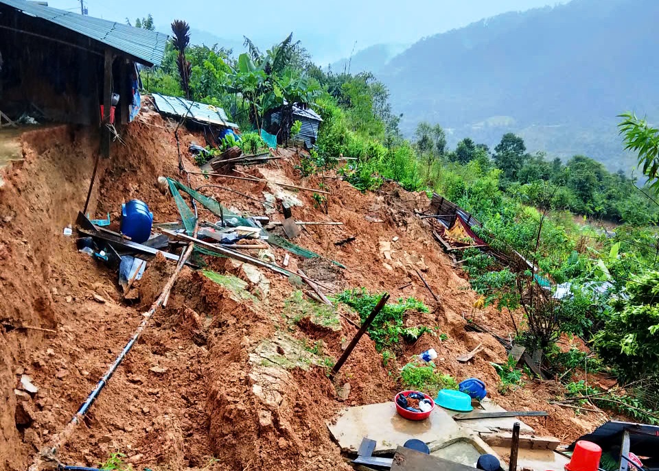 Đà Nẵng: Di dời khẩn cấp nhiều hộ dân vì sạt lở đất - Ảnh 1.