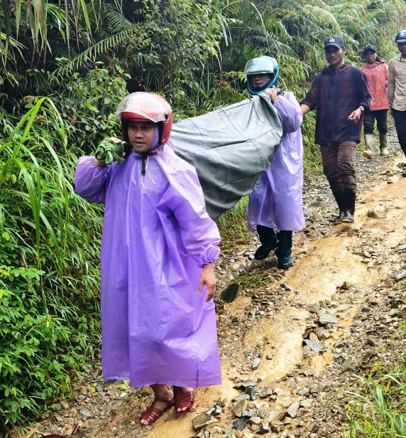 Đà Nẵng: Băng rừng 5 km, vượt hiểm nguy đưa bệnh nhân người Lào về nhà- Ảnh 2.