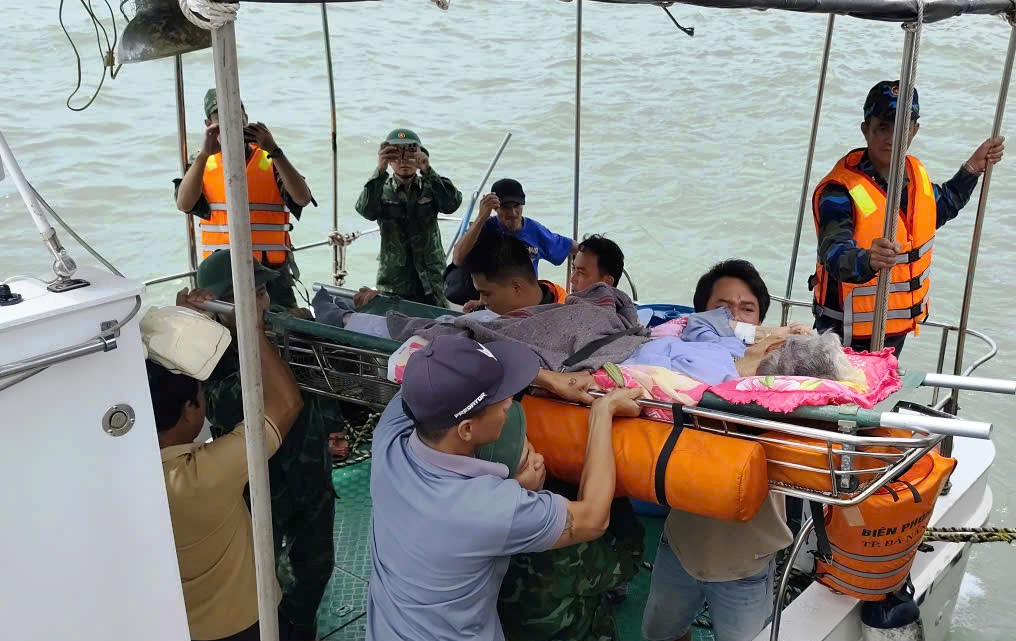 Vượt sóng lớn đưa 3 người dân ở đặc khu Cù Lao Chàm vào bờ cấp cứu - Ảnh 1.