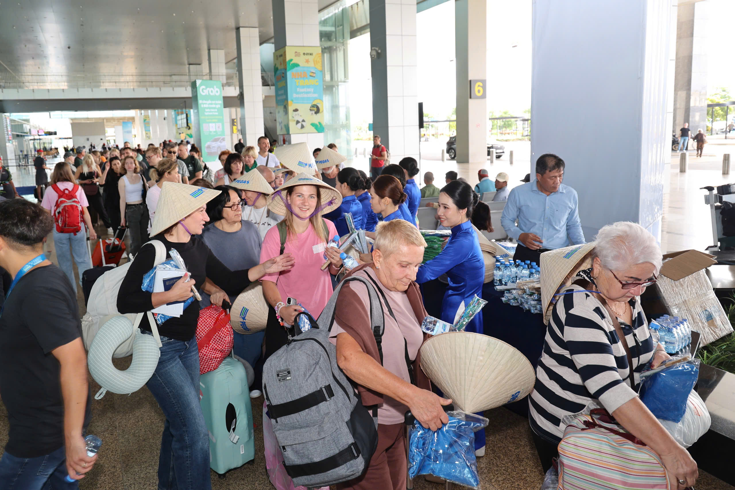 Hơn 30 chuyến bay đưa khách Nga đến Khánh Hòa mỗi tuần, du lịch khởi sắc- Ảnh 3. Hơn 30 chuyến bay đưa khách Nga đến Khánh Hòa mỗi tuần, du lịch khởi sắc- Ảnh 3.