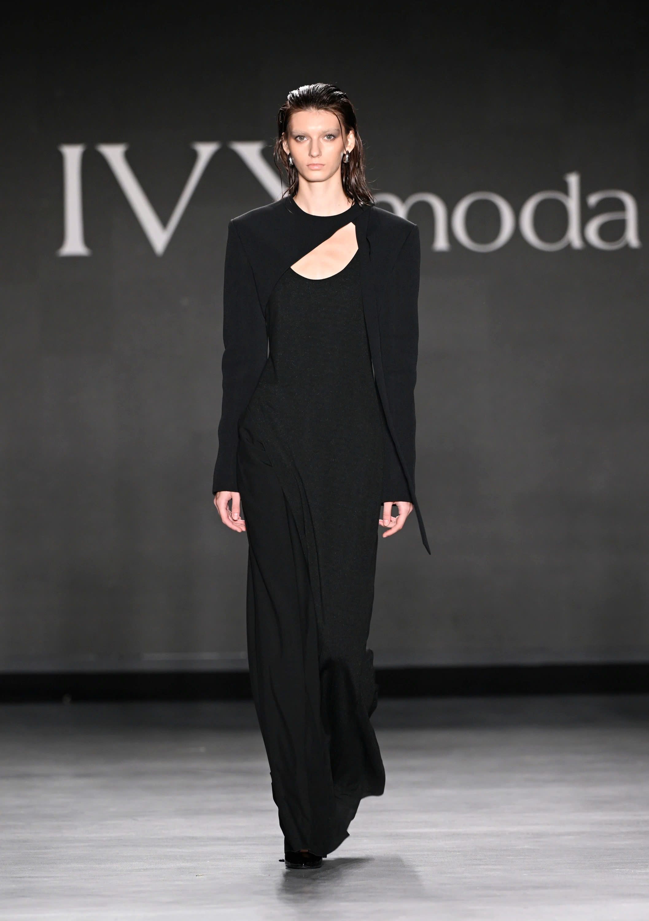 ម៉ូដវៀតណាមវាយលុកលើឆាកអន្តរជាតិ - រូបថត ២. Thời trang Việt 'đổ bộ' sàn diễn quốc tế- Ảnh 2.