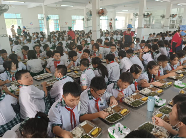 والدین فان تیت با ادامه اجرای طرح مدرسه شبانهروزی نفس راحتی میکشند - عکس ۲. Phụ huynh Phan Thiết thở phào nhẹ nhõm khi học bán trú tiếp tục được triển khai - Ảnh 2.