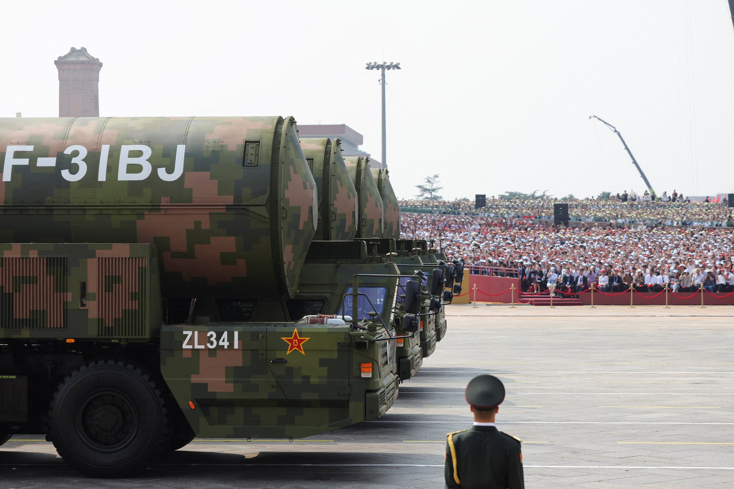 Trung Quốc diễu binh, trình làng tên lửa đạn đạo liên lục địa mới - Ảnh 13.