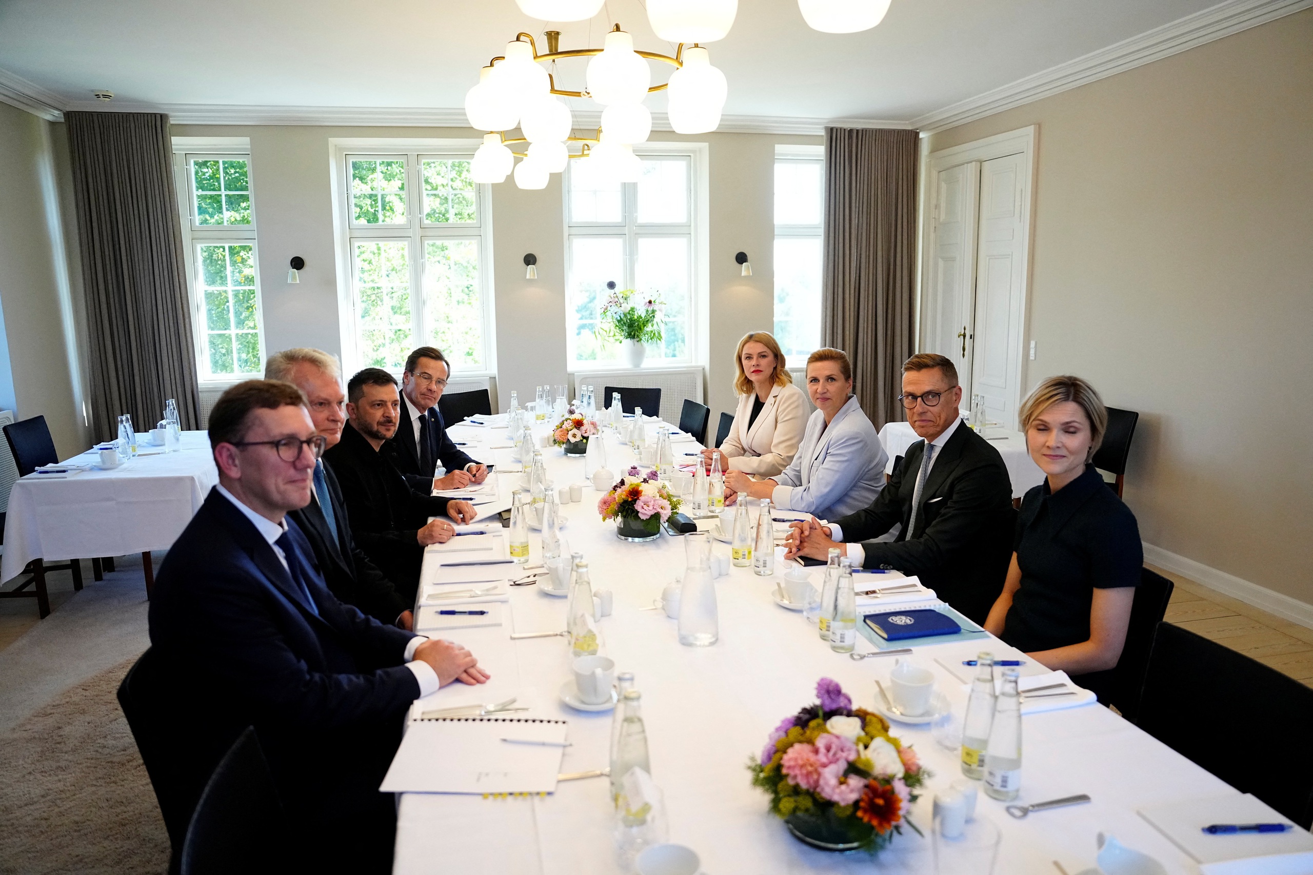 Chiến sự Ukraine ngày 1.288: Ukraine bị oanh tạc, ông Zelensky đến châu Âu tìm đảm bảo - Ảnh 2.