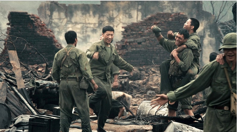 Khán giả bình phim Việt: Đừng so sánh ‘Mưa đỏ’ với phim của Trấn Thành, Lý Hải - Ảnh 1.