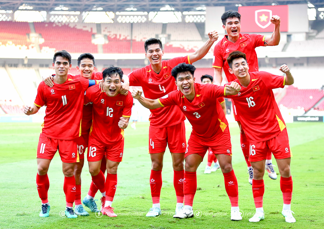 U.23 Vietnam 2-0 U.23 Bangladesh: Lambat pemanasan tetapi tetap mendominasi posisi puncak - Foto 1. U.23 Việt Nam 2-0 U.23 Bangladesh: 'Nóng máy' chậm vẫn chiếm lĩnh ngôi đầu- Ảnh 1.