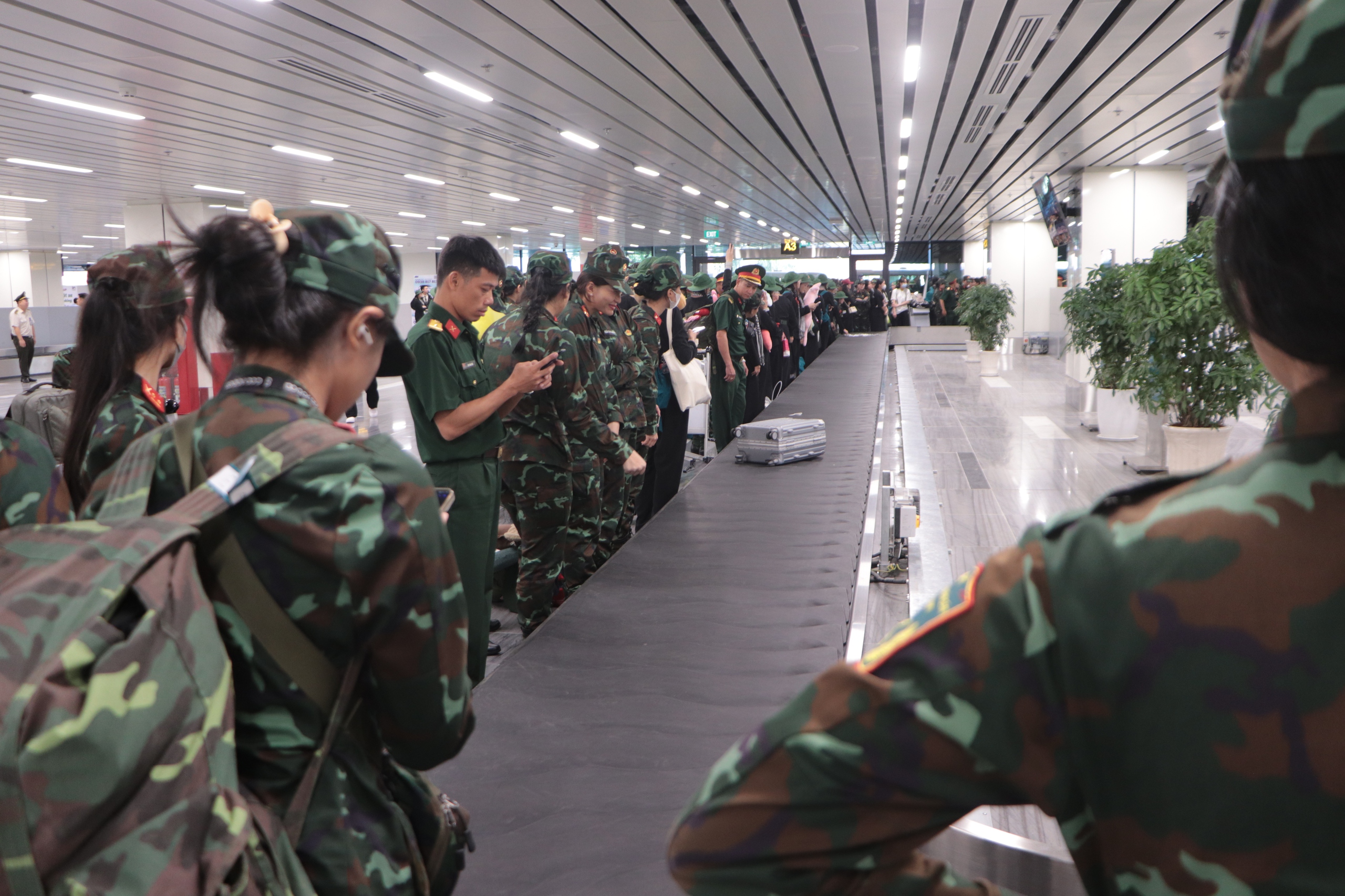 Chuyến bay đặc biệt tại T&acirc;n Sơn Nhất: Ng&agrave;y trở về của A80 - Ảnh 3.