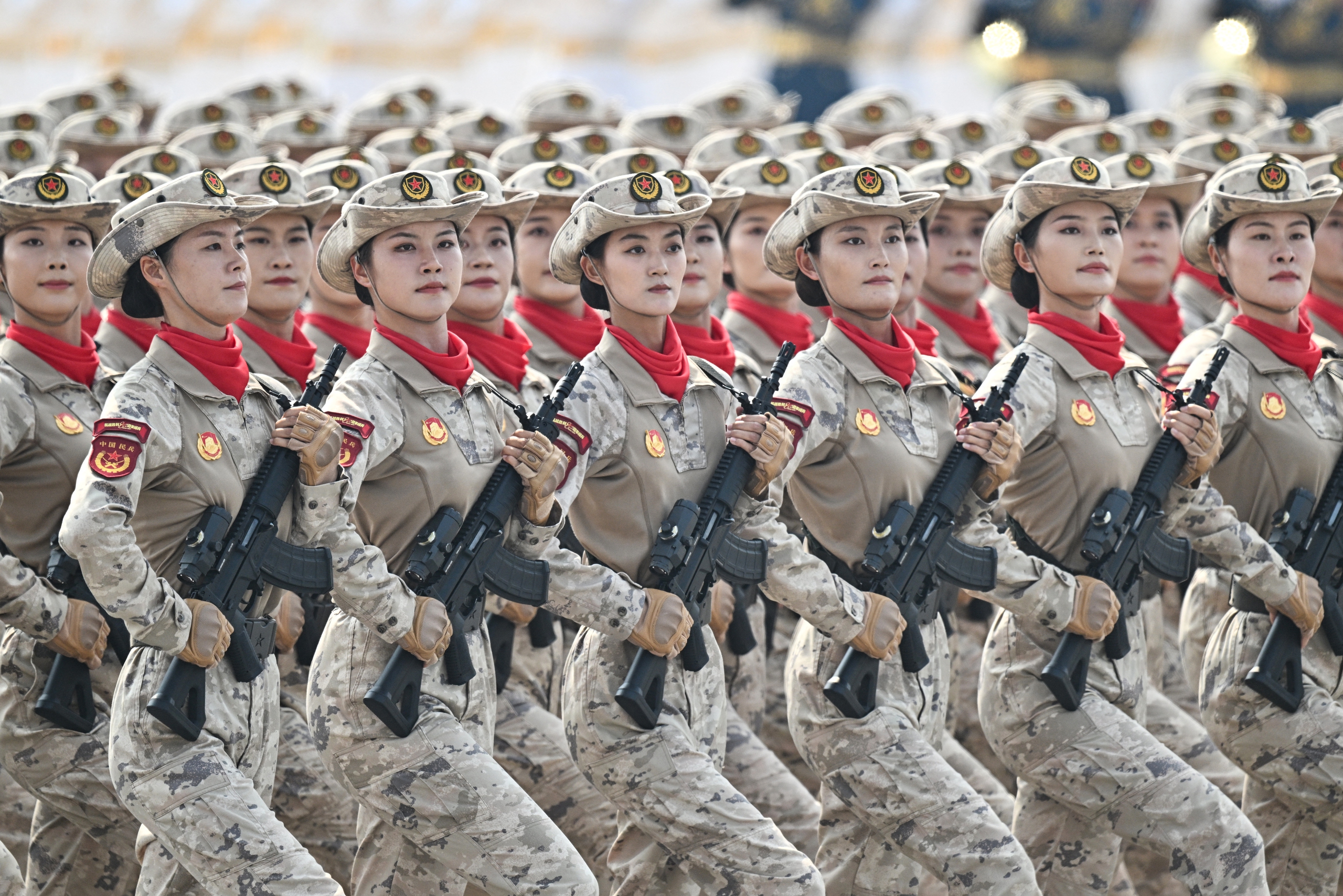 Trung Quốc diễu binh, trình làng tên lửa đạn đạo liên lục địa mới - Ảnh 10.