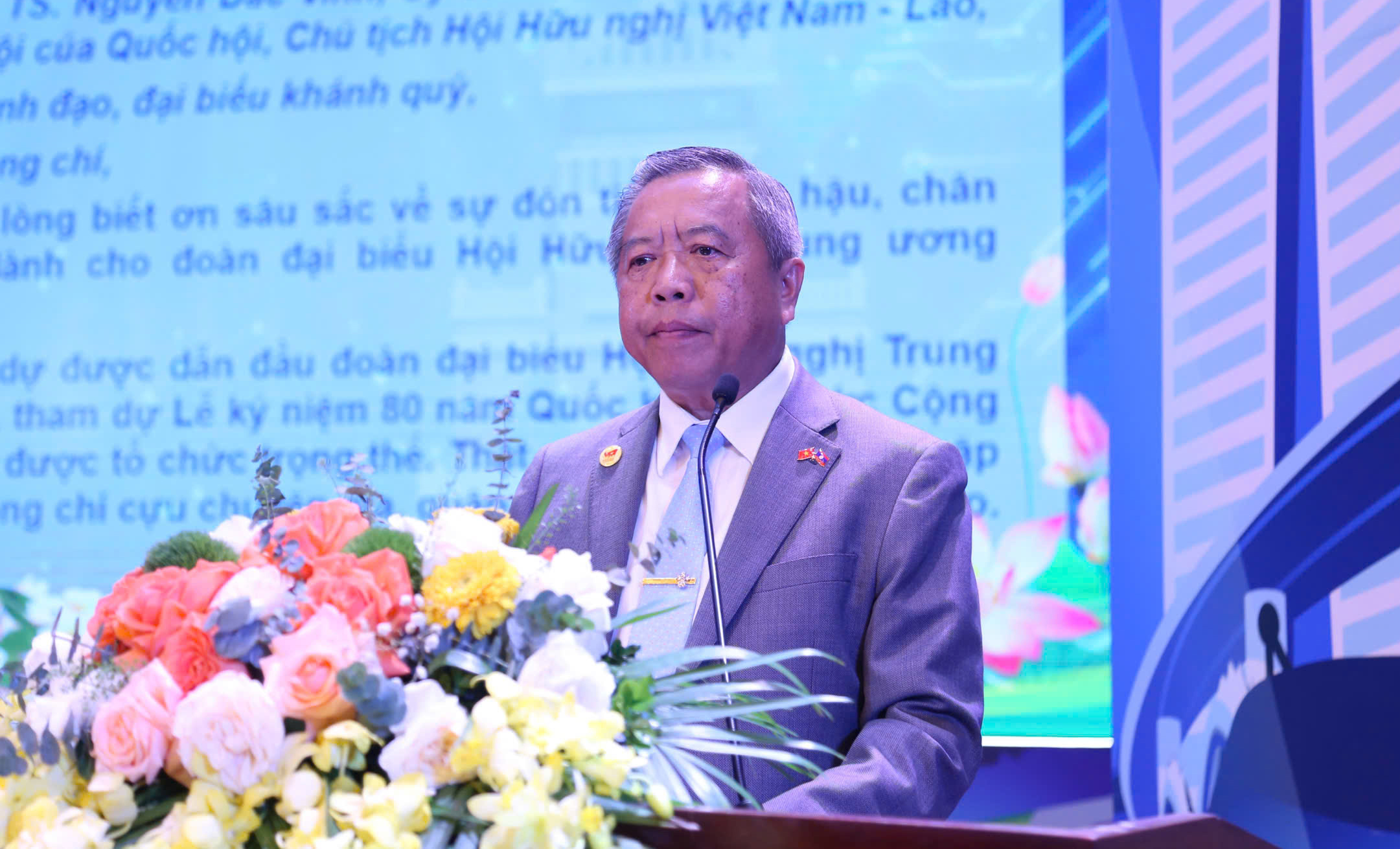 Tình hữu nghị Việt - Lào 'không có kẻ thù nào có thể phá vỡ được' - Ảnh 3.