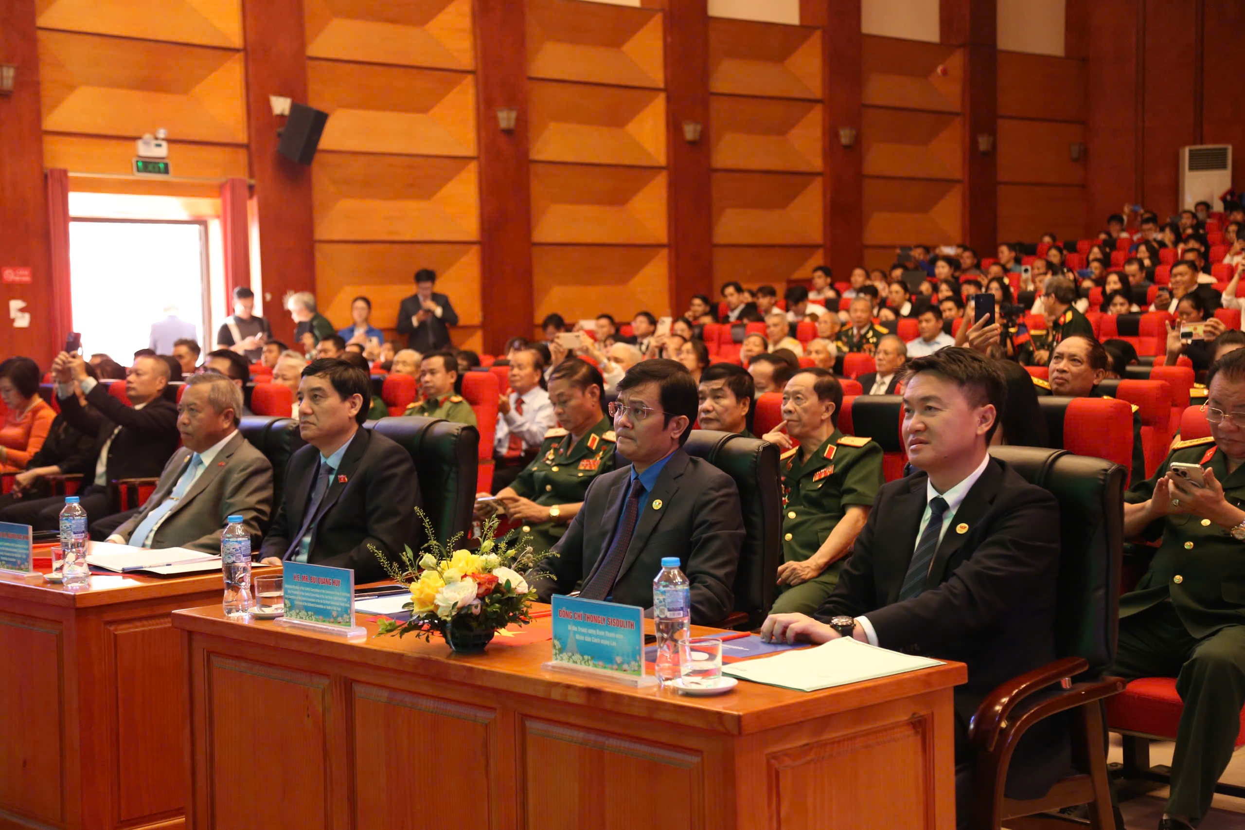 Tình hữu nghị Việt - Lào 'không có kẻ thù nào có thể phá vỡ được' - Ảnh 1.
