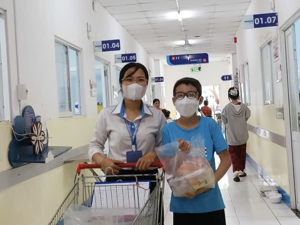 Bữa sáng yêu thương cho bệnh nhi nghèo tại bệnh viện Nhi đồng 1 - Ảnh 3. Bữa sáng yêu thương cho bệnh nhi nghèo tại bệnh viện Nhi đồng 1 - Ảnh 3.
