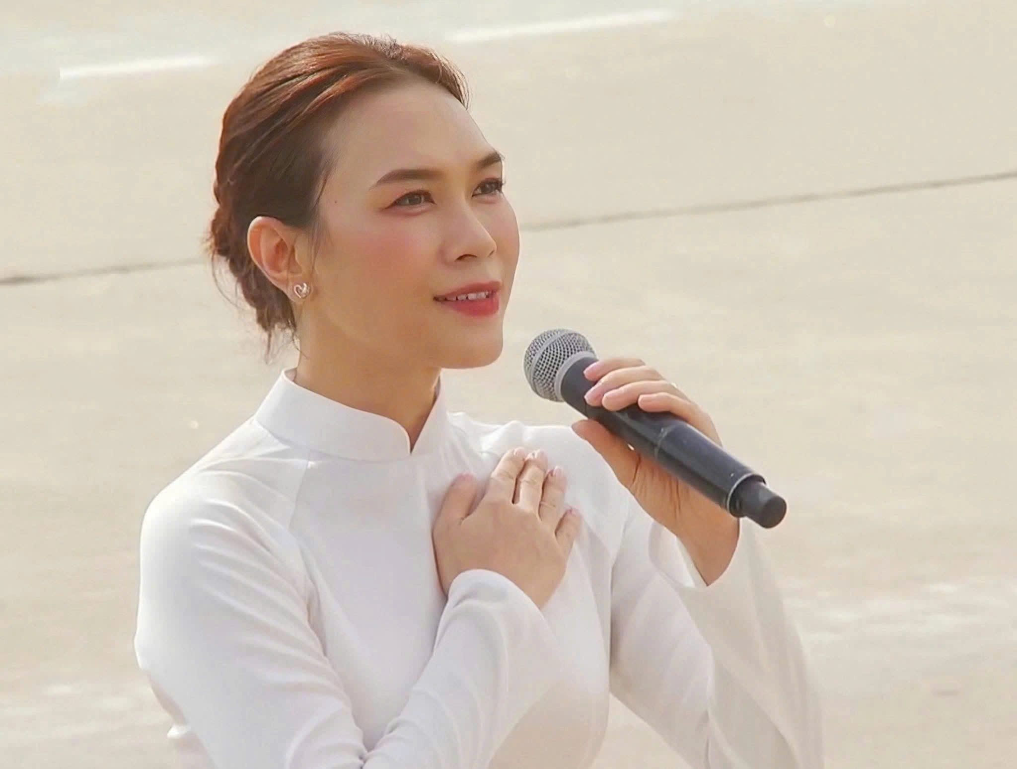 Mỹ Tâm ngân vang 'Giai điệu tự hào', nhạc sĩ Phạm Hồng Biển rưng rưng nước mắt- Ảnh 1. Mỹ Tâm ngân vang 'Giai điệu tự hào', nhạc sĩ Phạm Hồng Biển rưng rưng nước mắt- Ảnh 1.