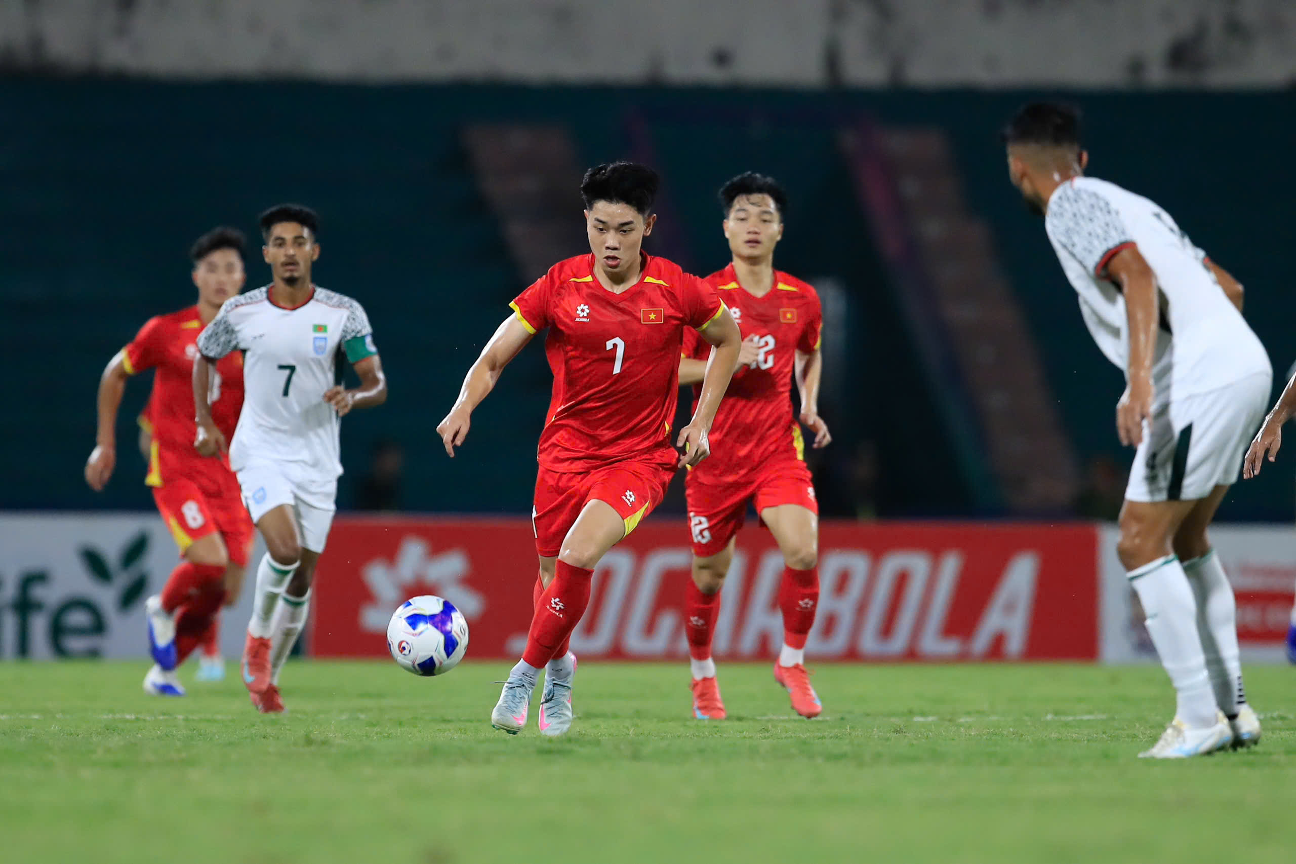 HLV Kim Sang-sik dùng người thông minh, U.23 Việt Nam đánh bại Singapore: Trọn vẹn ngày ra quân- Ảnh 6. HLV Kim Sang-sik dùng người thông minh, U.23 Việt Nam đánh bại Bangladesh: Trọn vẹn ngày ra quân - Ảnh 6.