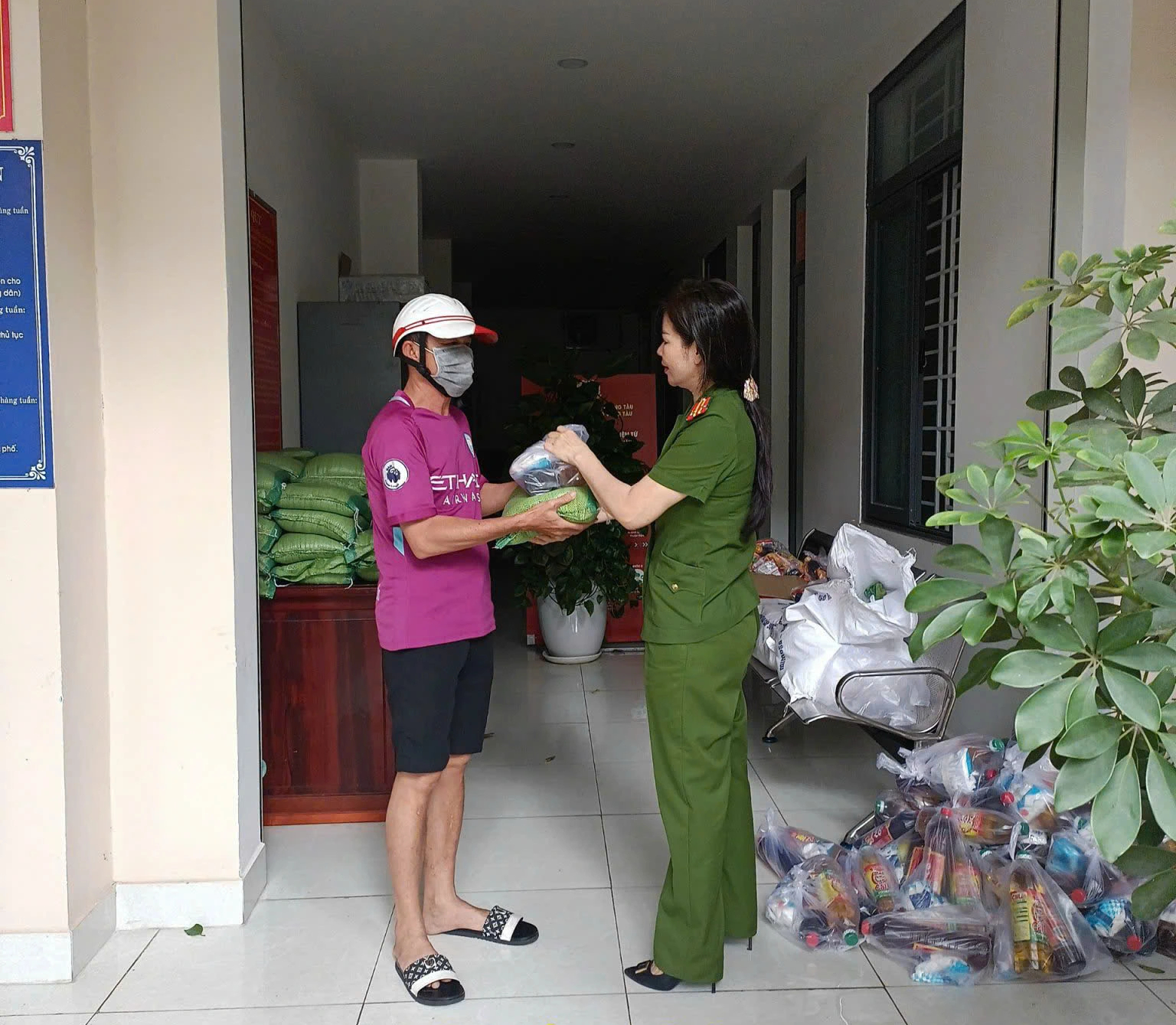 Giữ Tổ quốc bình yên: Nữ phó trưởng Công an phường Vũng Tàu trách nhiệm với dân
- Ảnh 3. Giữ Tổ quốc bình yên: Nữ phó trưởng Công an phường Vũng Tàu trách nhiệm với dân
- Ảnh 3.