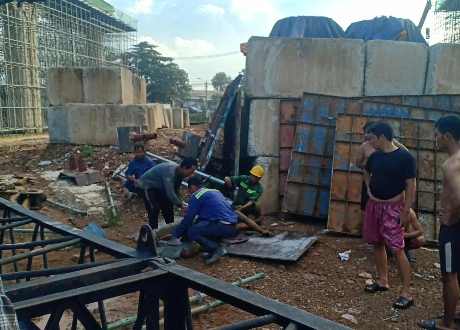TP.HCM: Cần cẩu công trình Vành đai 3 sập, 2 công nhân thương vong - Ảnh 1.