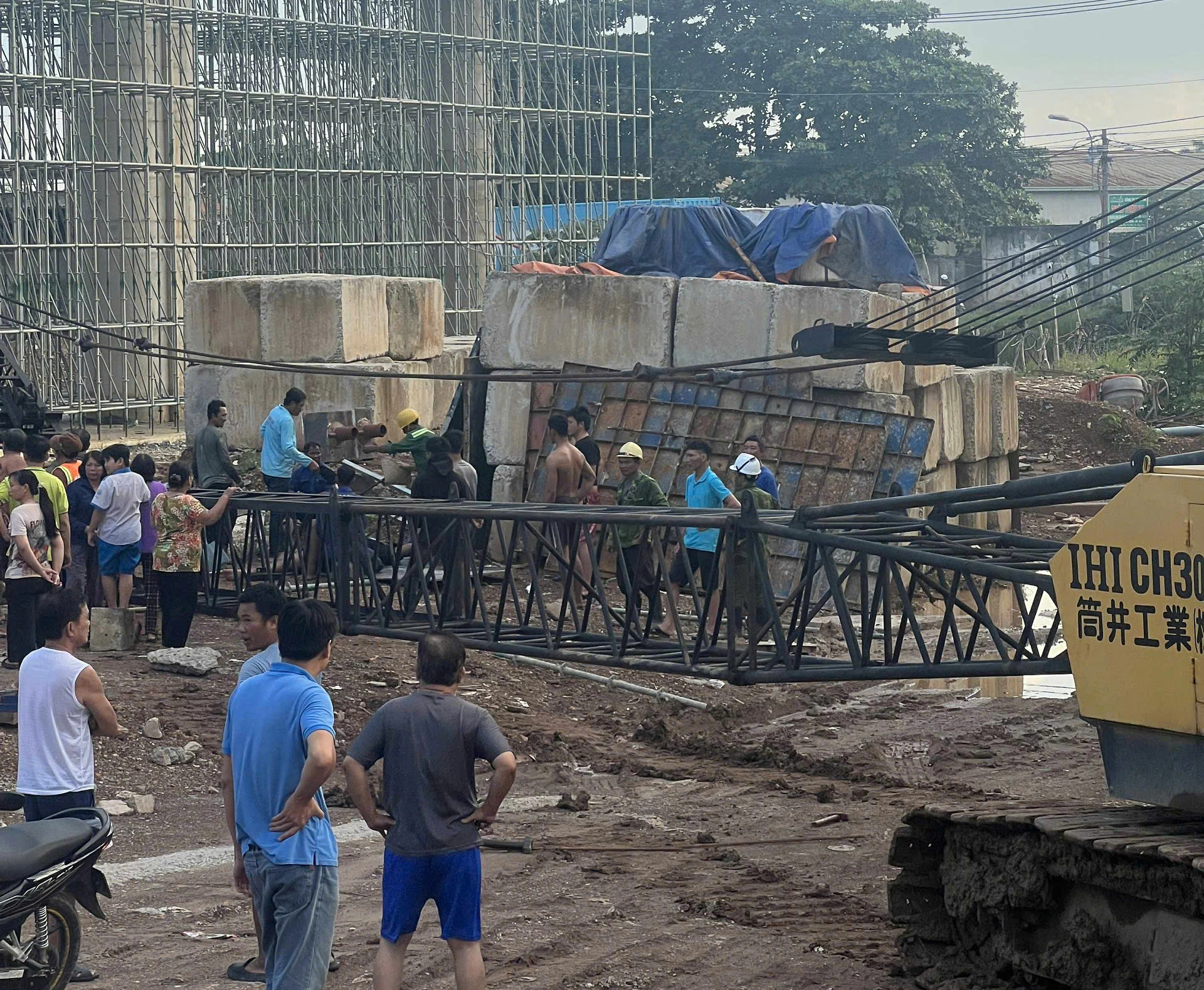 TP.HCM: Cần cẩu công trình Vành đai 3 sập, 2 công nhân thương vong - Ảnh 2.