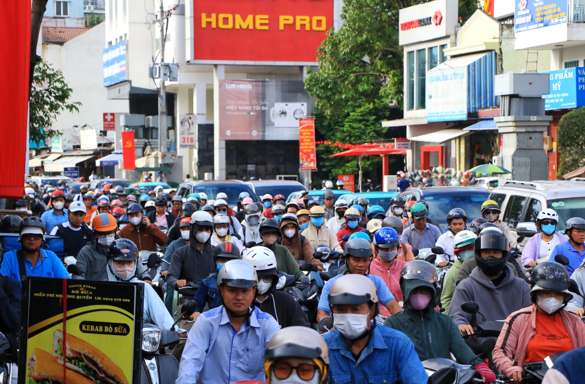 Hết nghỉ lễ 2.9: Sáng nay, đường phố TP.HCM nhộn nhịp trở lại - Ảnh 3.