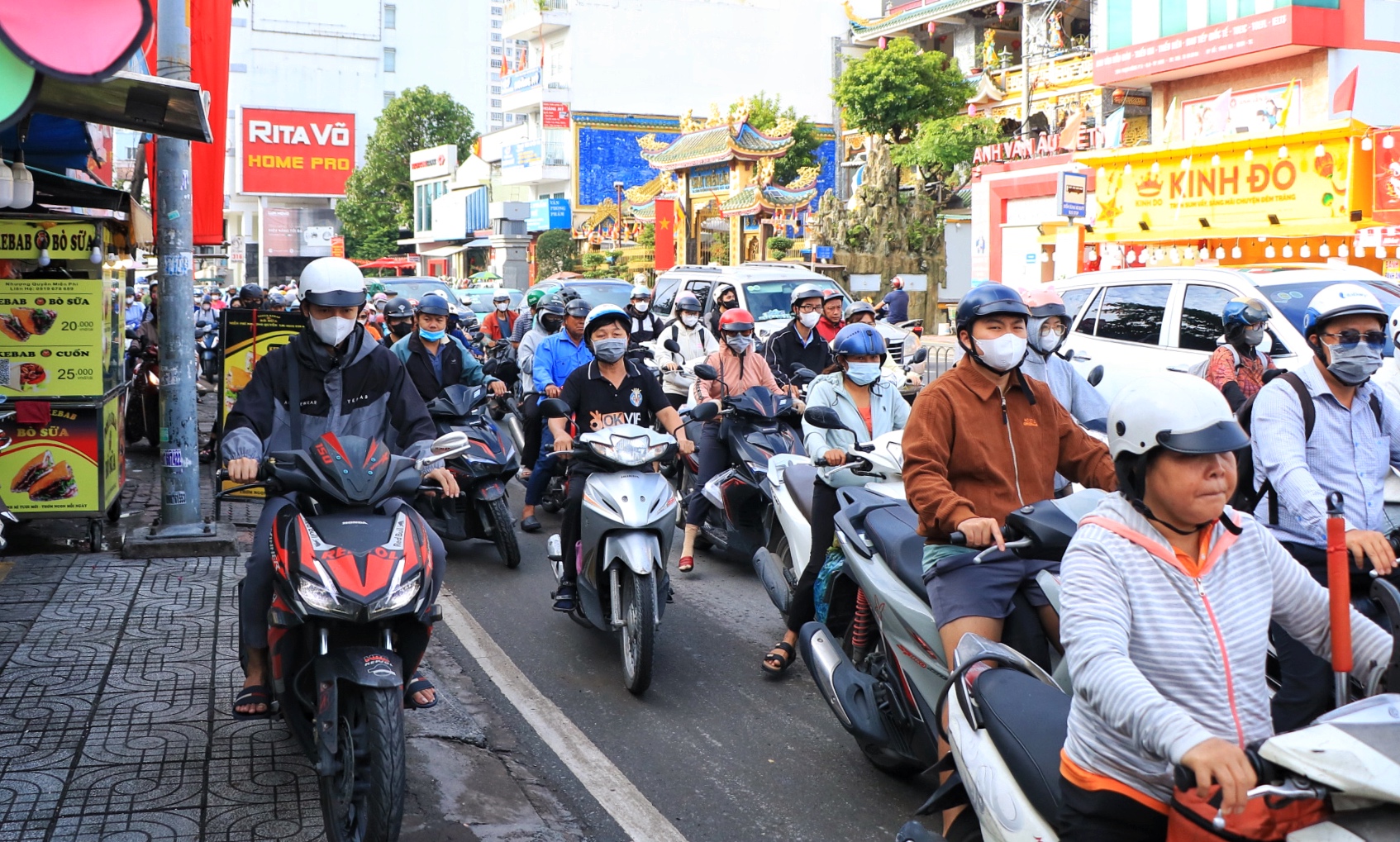 Hết nghỉ lễ 2.9: Sáng nay, đường phố TP.HCM nhộn nhịp trở lại - Ảnh 7.
