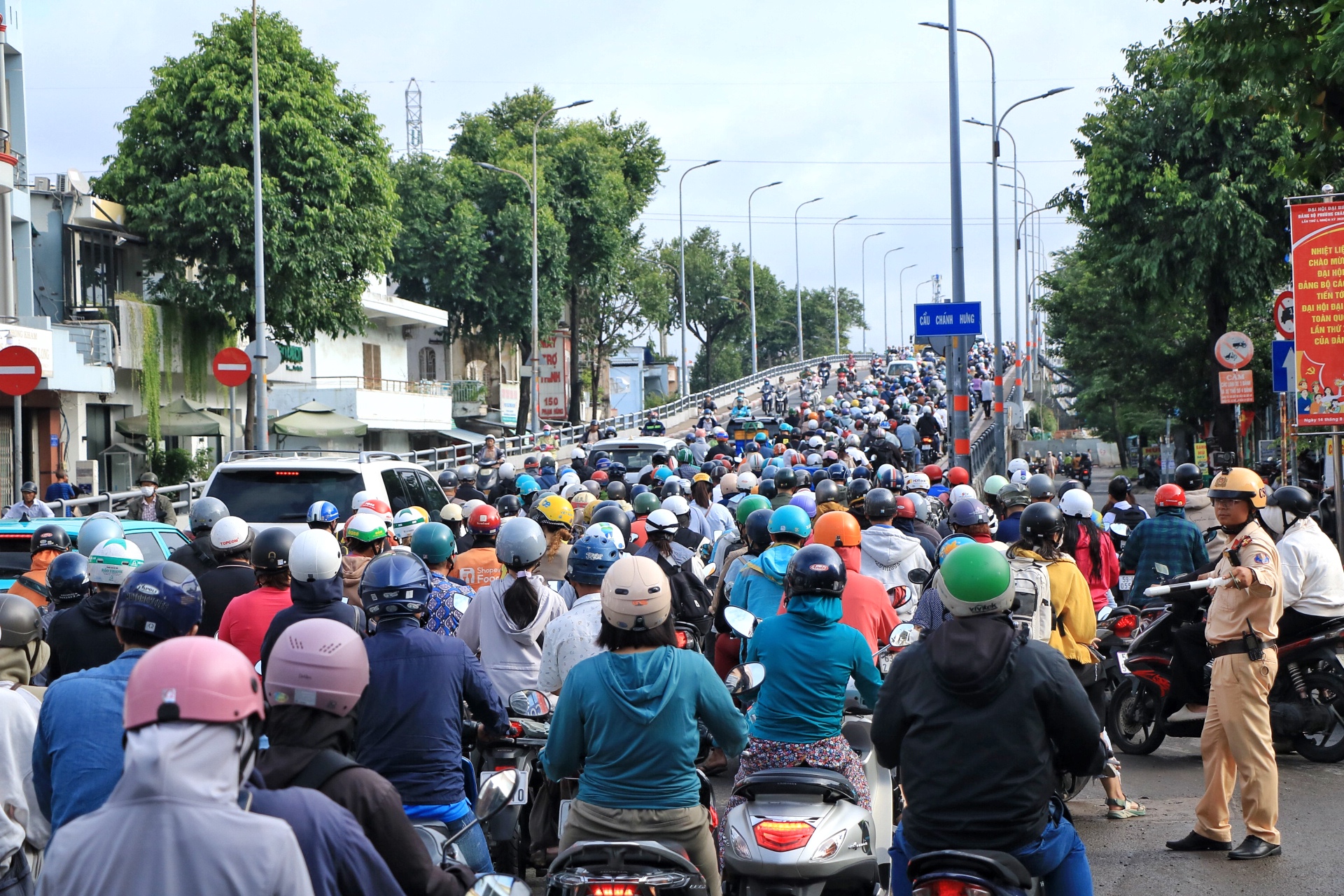 Hết nghỉ lễ 2.9: Sáng nay, đường phố TP.HCM nhộn nhịp trở lại - Ảnh 1.