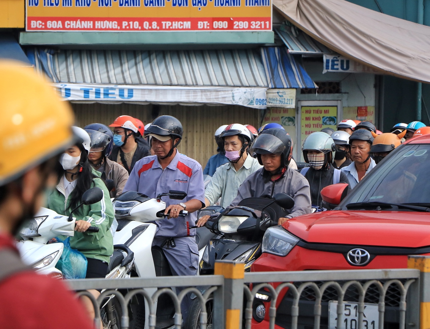 Hết nghỉ lễ 2.9: Sáng nay, đường phố TP.HCM nhộn nhịp trở lại - Ảnh 6.