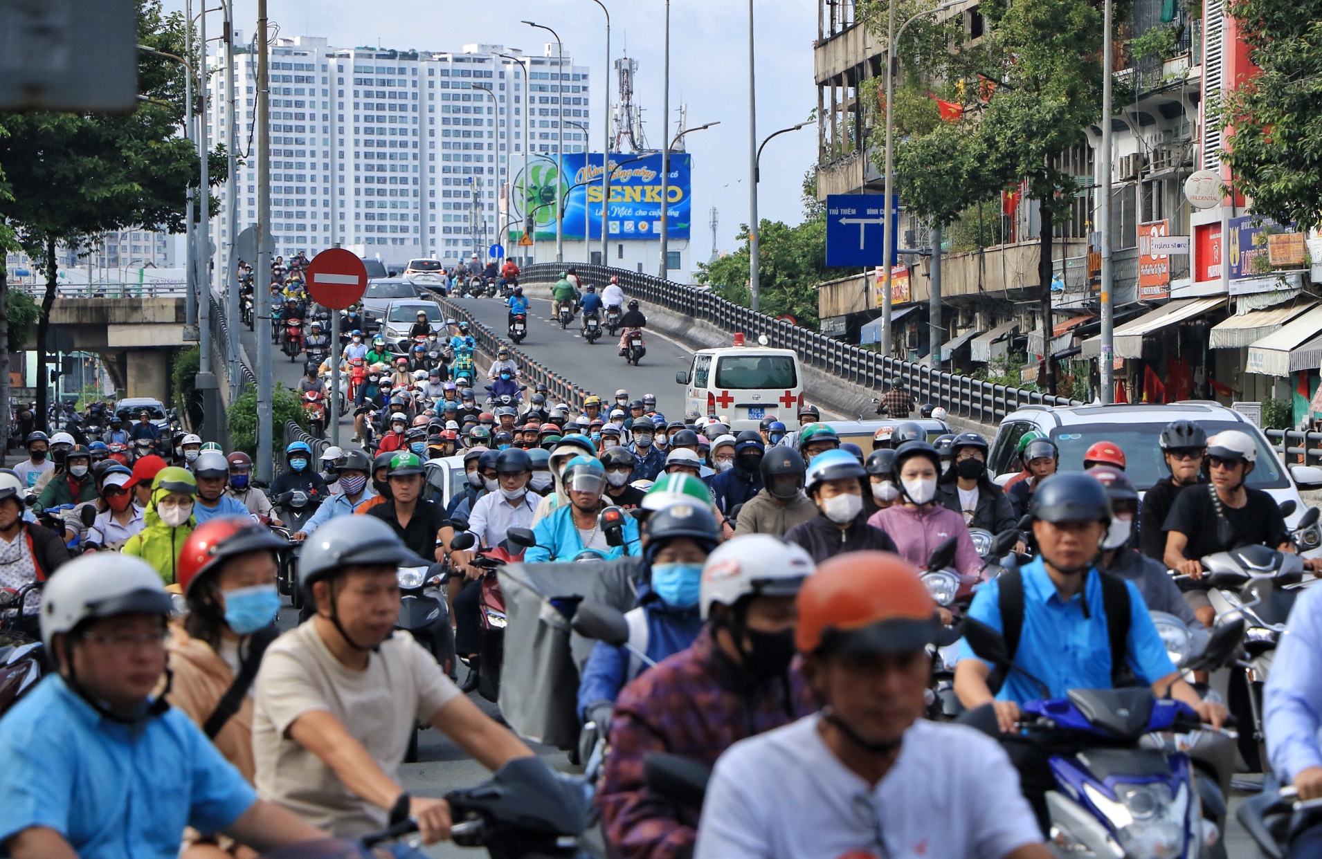 Hết nghỉ lễ 2.9: Sáng nay, đường phố TP.HCM nhộn nhịp trở lại - Ảnh 8.
