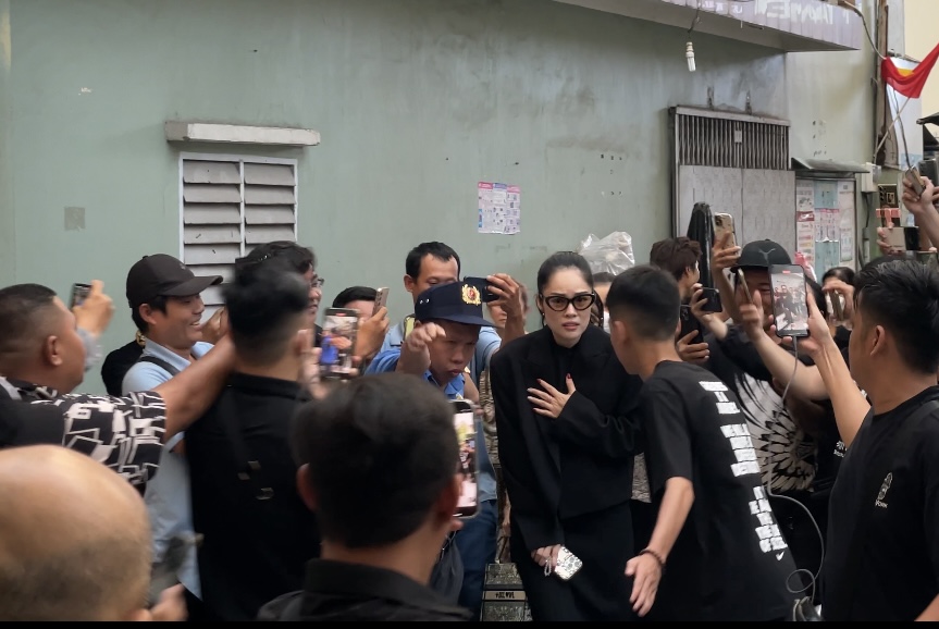 Nghệ sĩ chật vật qua đ&aacute;m đ&ocirc;ng v&agrave;o viếng diễn vi&ecirc;n Ngọc Trinh- Ảnh 1.