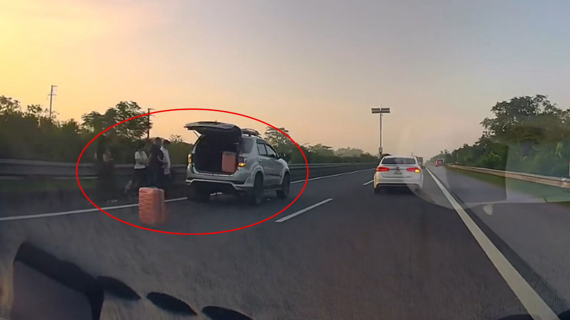 Kinh hoàng ô tô con dừng thay lốp dự phòng trên cao tốc, làn 120 km/giờ - Ảnh 1.