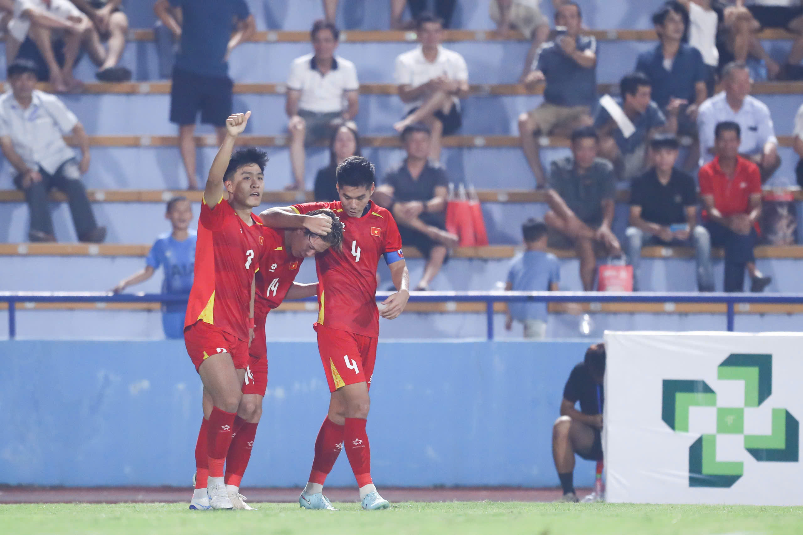 Lê Viktor đi vào lịch sử, xúc động với bàn đầu tiên cho U.23 Việt Nam - Ảnh 2.