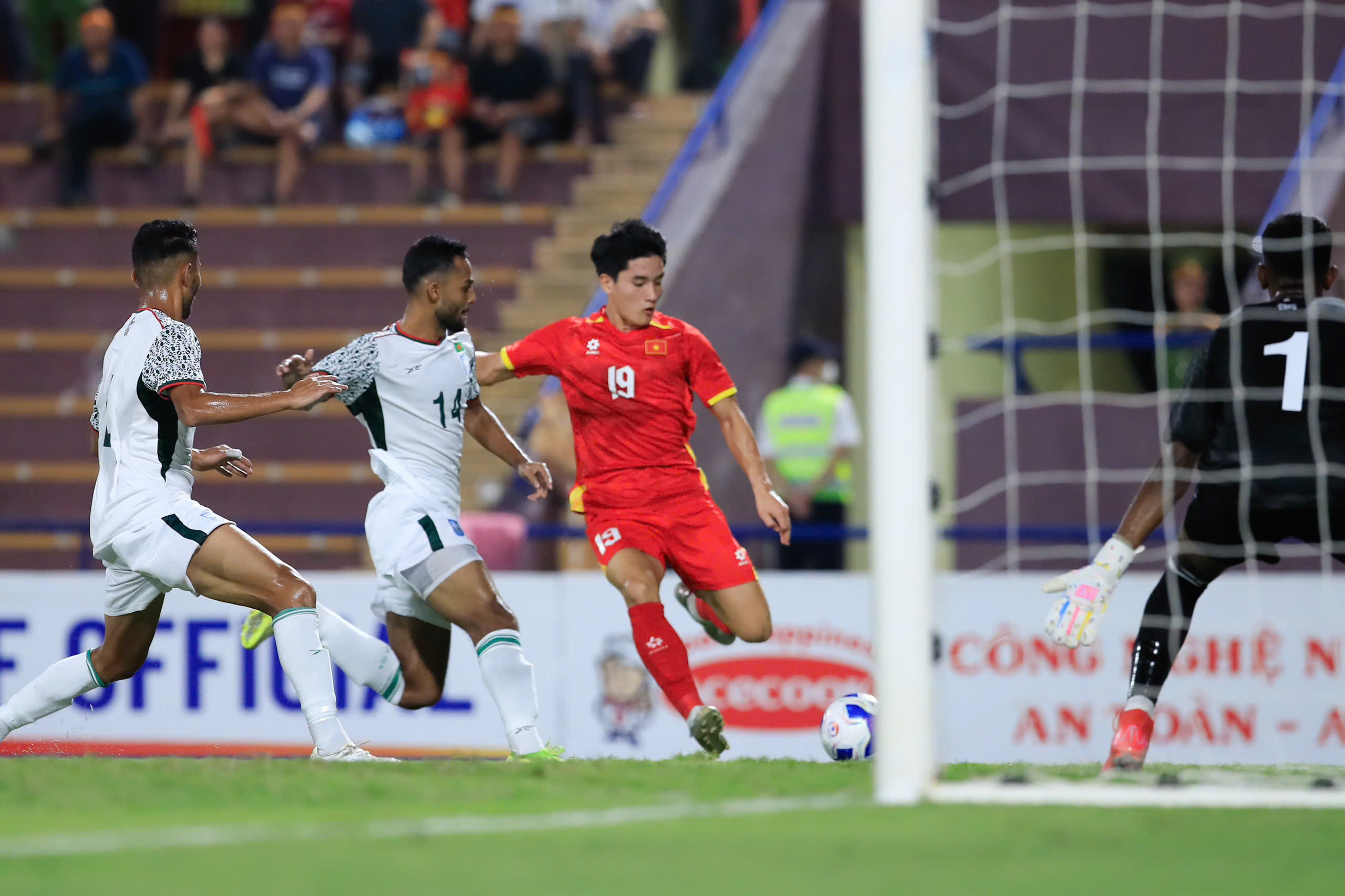 HLV Kim Sang-sik dùng người thông minh, U.23 Việt Nam đánh bại Singapore: Trọn vẹn ngày ra quân- Ảnh 4. HLV Kim Sang-sik dùng người thông minh, U.23 Việt Nam đánh bại Bangladesh: Trọn vẹn ngày ra quân - Ảnh 3.