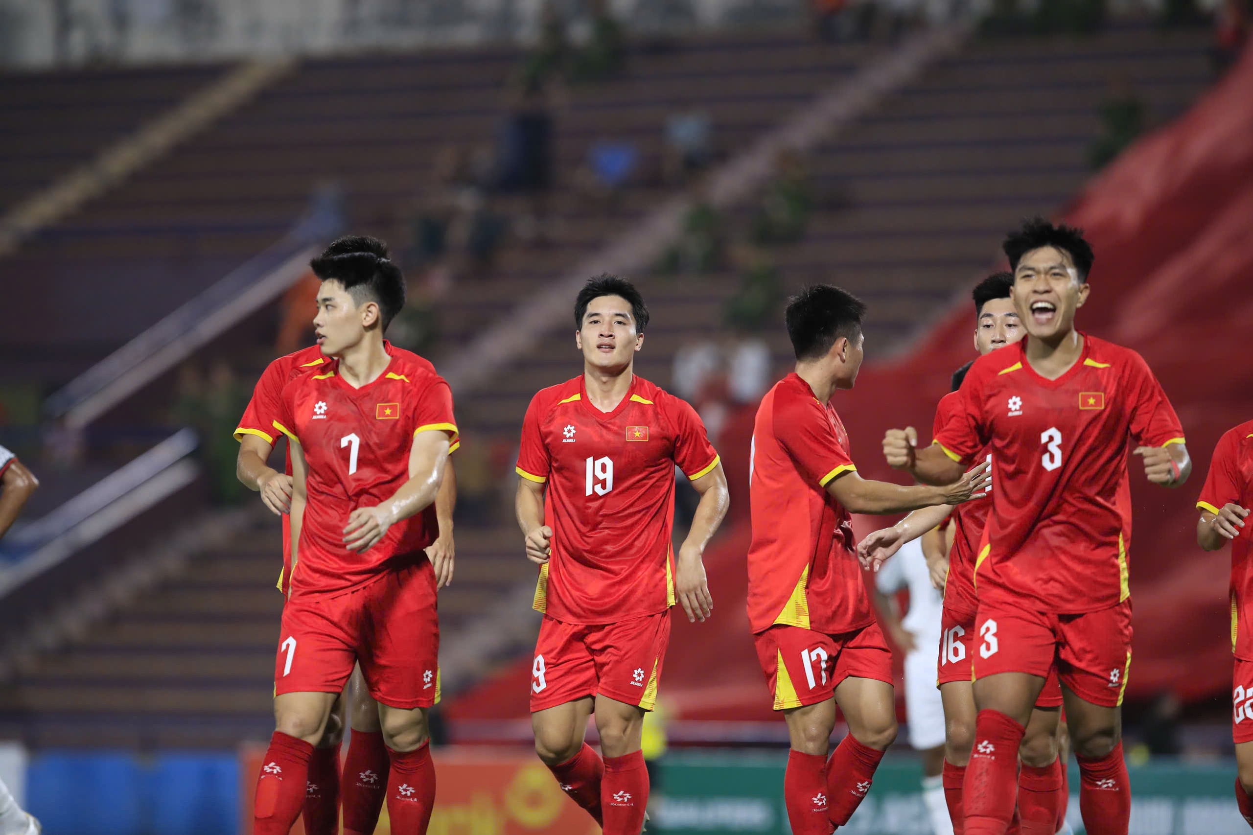 HLV Kim Sang-sik dùng người thông minh, U.23 Việt Nam đánh bại Singapore: Trọn vẹn ngày ra quân- Ảnh 3. HLV Kim Sang-sik dùng người thông minh, U.23 Việt Nam đánh bại Bangladesh: Trọn vẹn ngày ra quân - Ảnh 2.