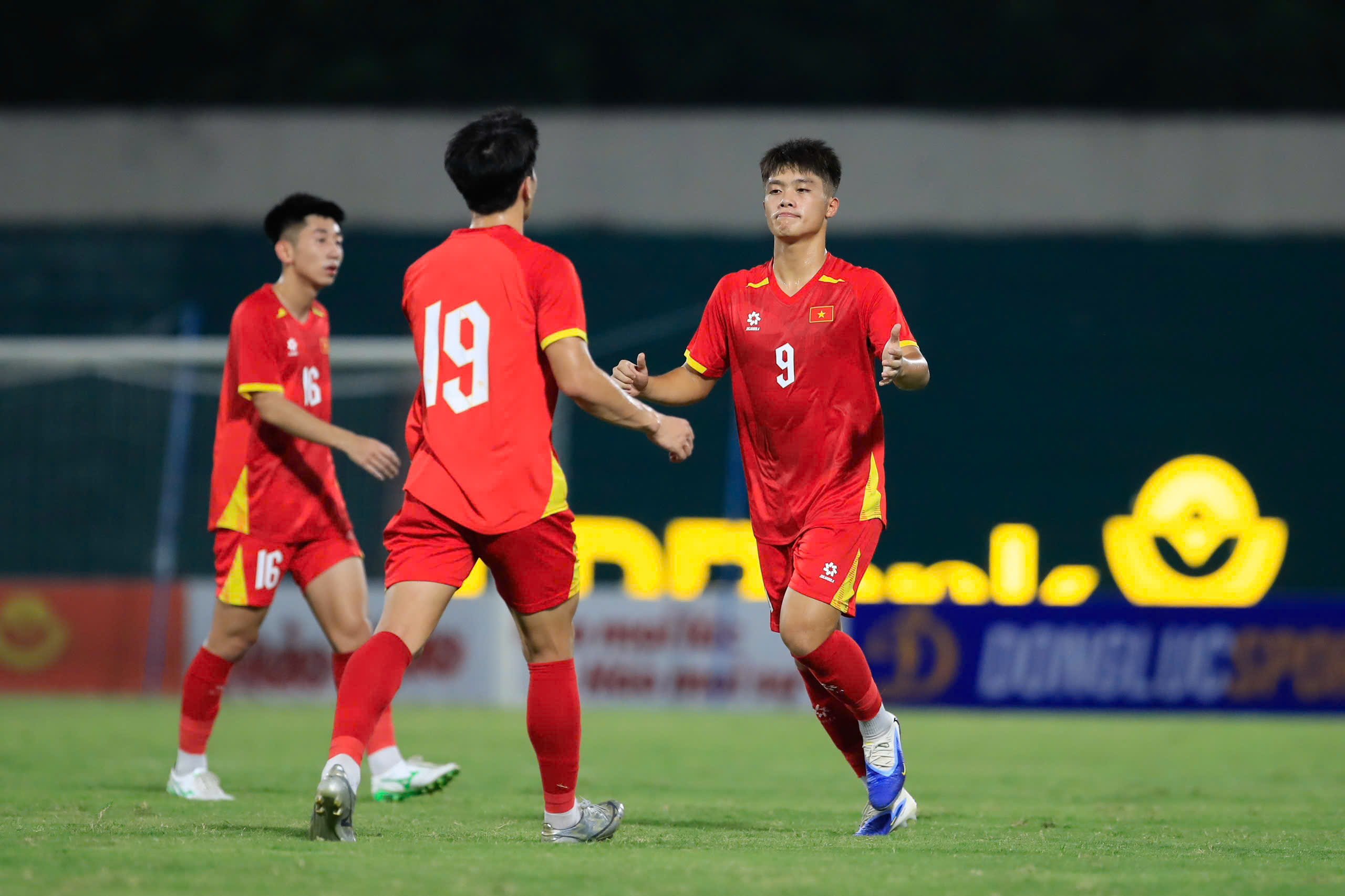 HLV Kim Sang-sik dùng người thông minh, U.23 Việt Nam đánh bại Singapore: Trọn vẹn ngày ra quân- Ảnh 9. HLV Kim Sang-sik dùng người thông minh, U.23 Việt Nam đánh bại Bangladesh: Trọn vẹn ngày ra quân - Ảnh 9.