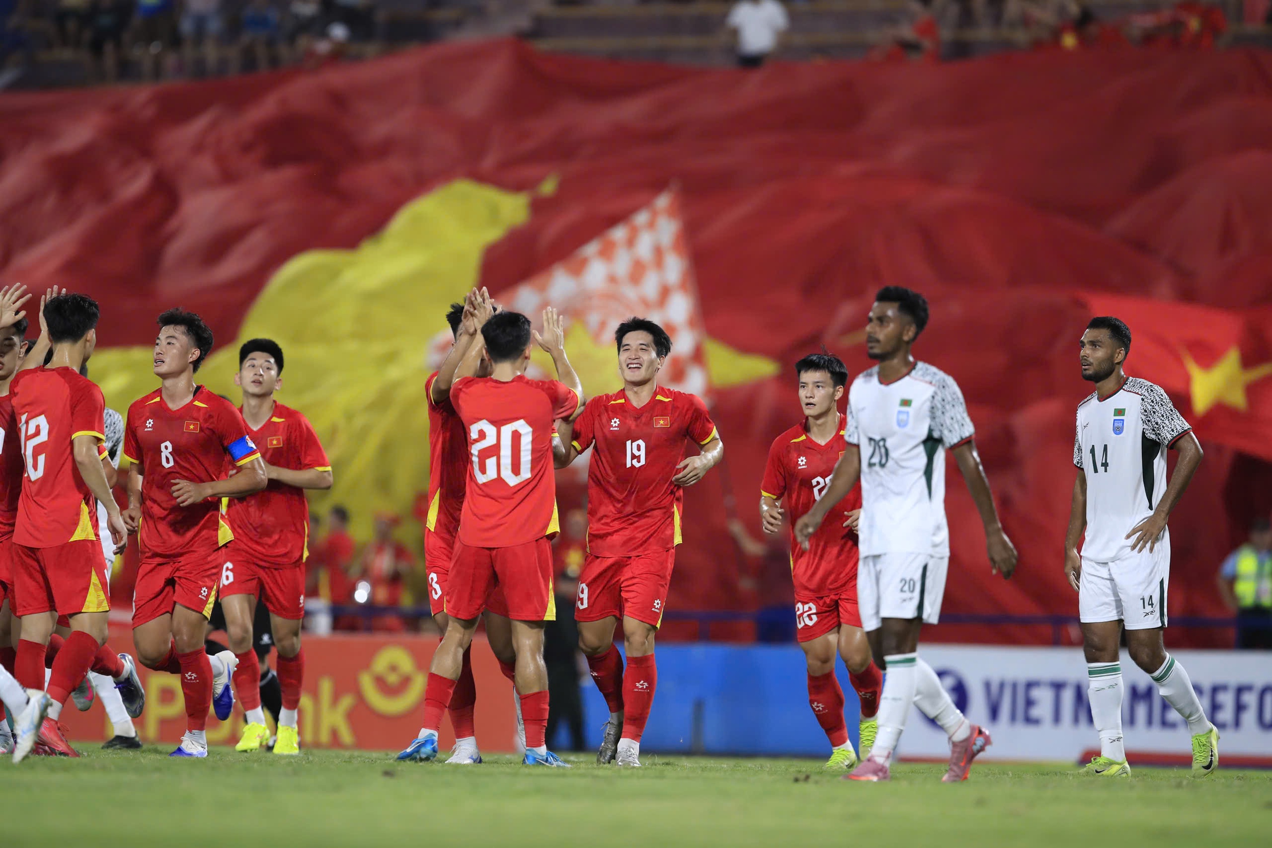 HLV Kim Sang-sik dùng người thông minh, U.23 Việt Nam đánh bại Singapore: Trọn vẹn ngày ra quân- Ảnh 5. HLV Kim Sang-sik dùng người thông minh, U.23 Việt Nam đánh bại Bangladesh: Trọn vẹn ngày ra quân - Ảnh 4.