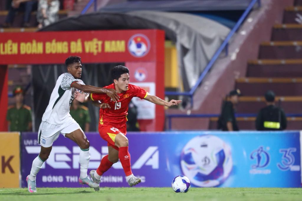 Velkolepá transformace „ocelových úderů“, útočné zbraně vietnamské jednotky U.23, která se stává silnější - Foto 1. Những ‘cú đấm thép’ lột xác ngoạn mục, vũ khí tấn công của U.23 Việt Nam trở nên lợi hại- Ảnh 1.