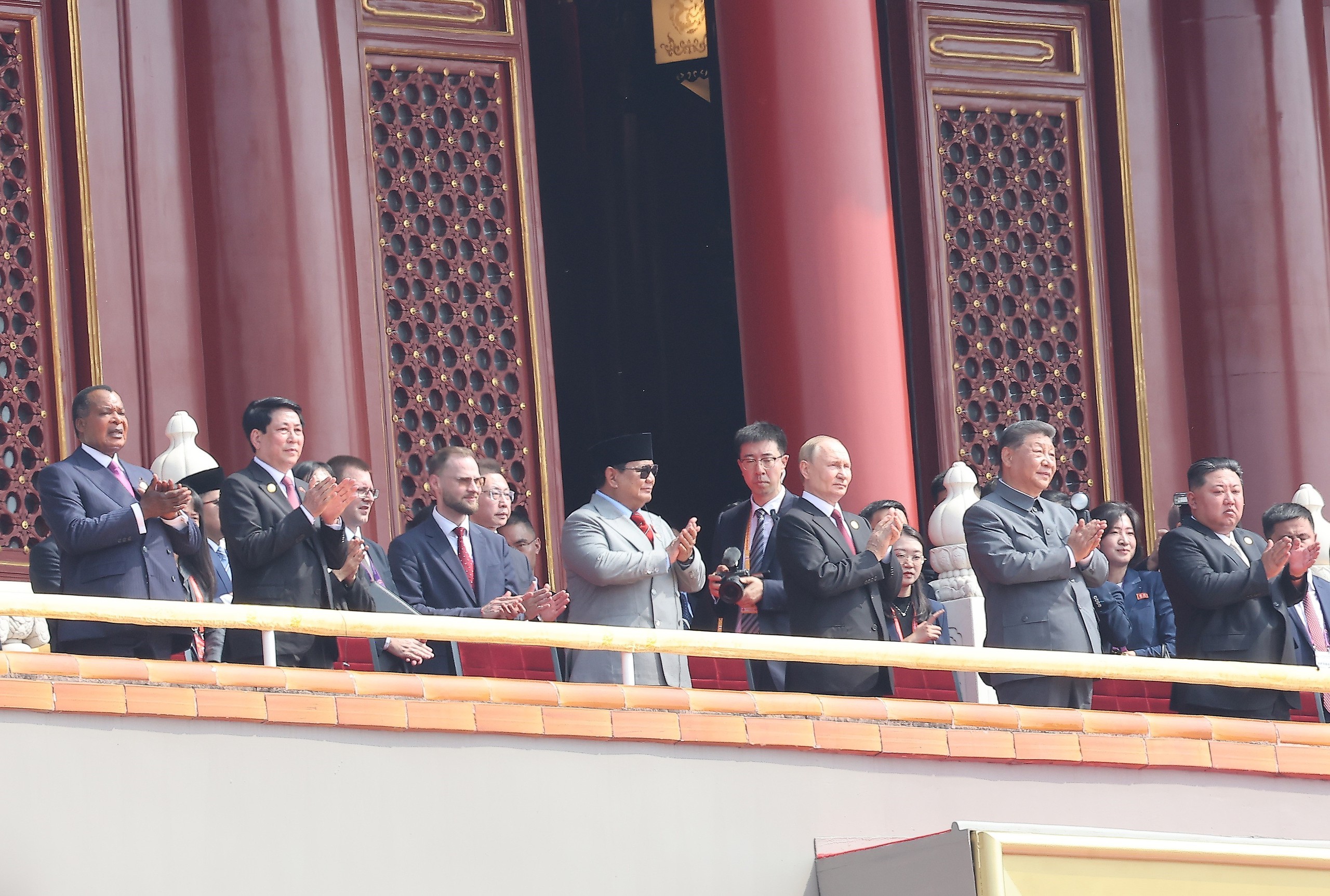 Chủ tịch nước Lương Cường dự lễ duyệt binh kỷ niệm 80 năm chiến thắng ph&aacute;t x&iacute;t - Ảnh 1.