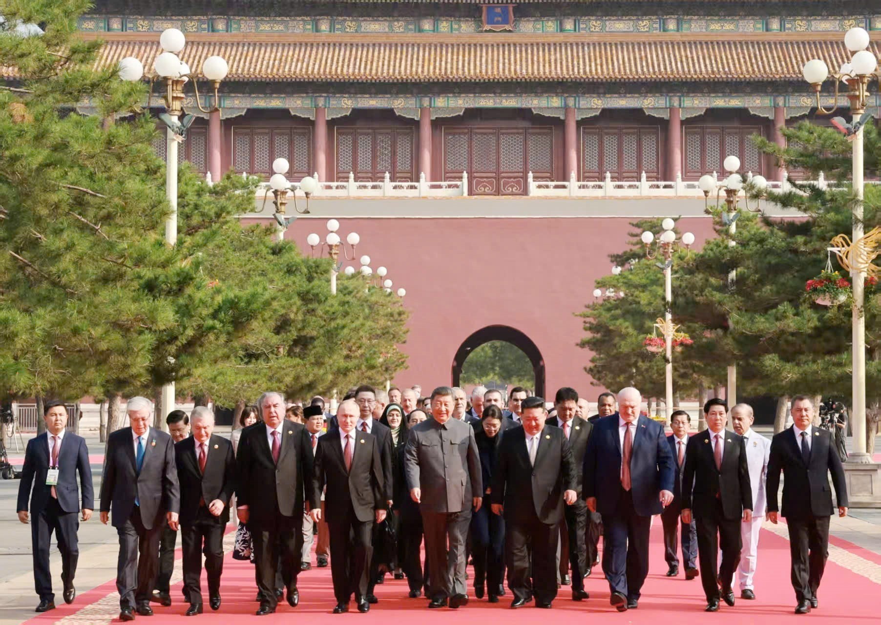 Chủ tịch nước Lương Cường dự lễ duyệt binh kỷ niệm 80 năm chiến thắng ph&aacute;t x&iacute;t - Ảnh 2.