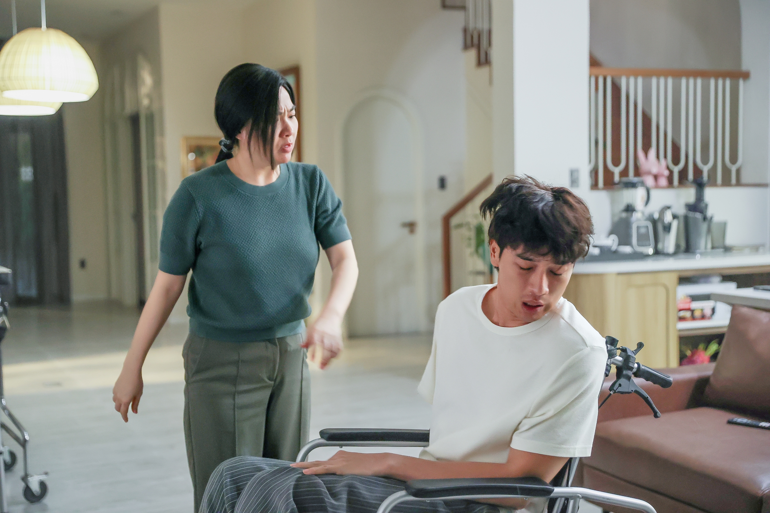 Thuận Nguyễn tranh cãi kịch liệt, bị Lê Khánh 'tát thẳng tay' trong phim mới - Ảnh 2.