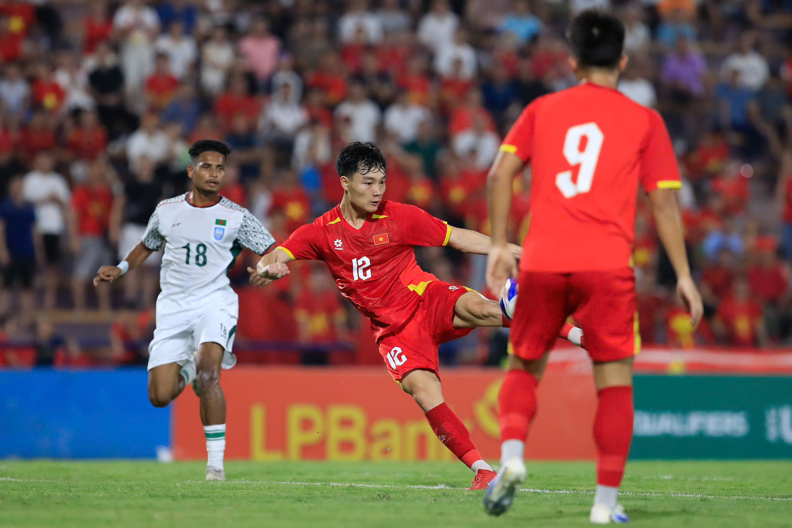 HLV Kim Sang-sik dùng người thông minh, U.23 Việt Nam đánh bại Singapore: Trọn vẹn ngày ra quân- Ảnh 13. HLV Kim Sang-sik dùng người thông minh, U.23 Việt Nam đánh bại Bangladesh: Trọn vẹn ngày ra quân - Ảnh 14.
