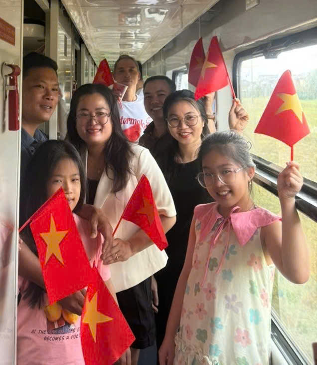 Hào khí trên chuyến tàu SE3 nhân dịp Quốc khánh 80 năm độc lập của dân tộc - Ảnh 5. Hào khí trên chuyến tàu SE3 nhân dịp Quốc khánh 80 năm độc lập của dân tộc - Ảnh 5.