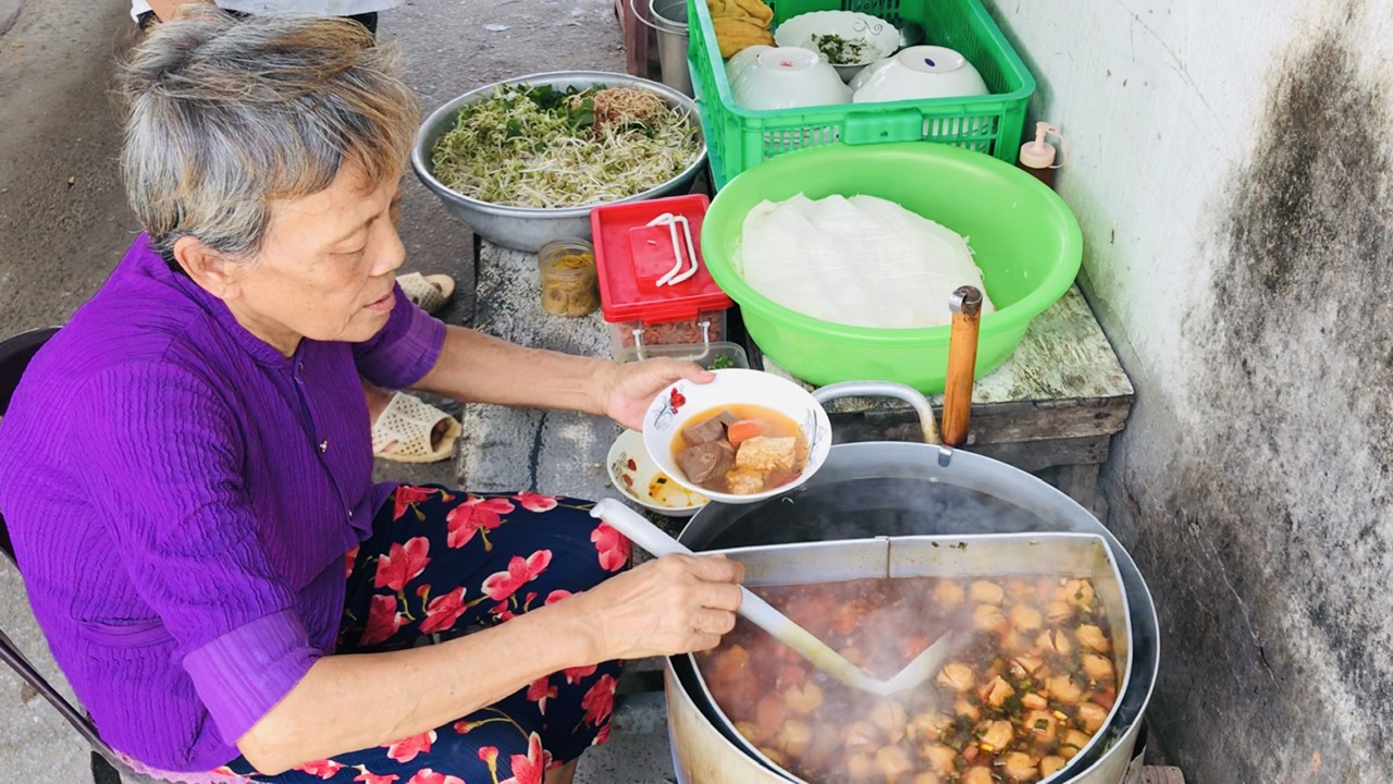 Tô bún riêu 5.000 đồng của cặp vợ chồng…