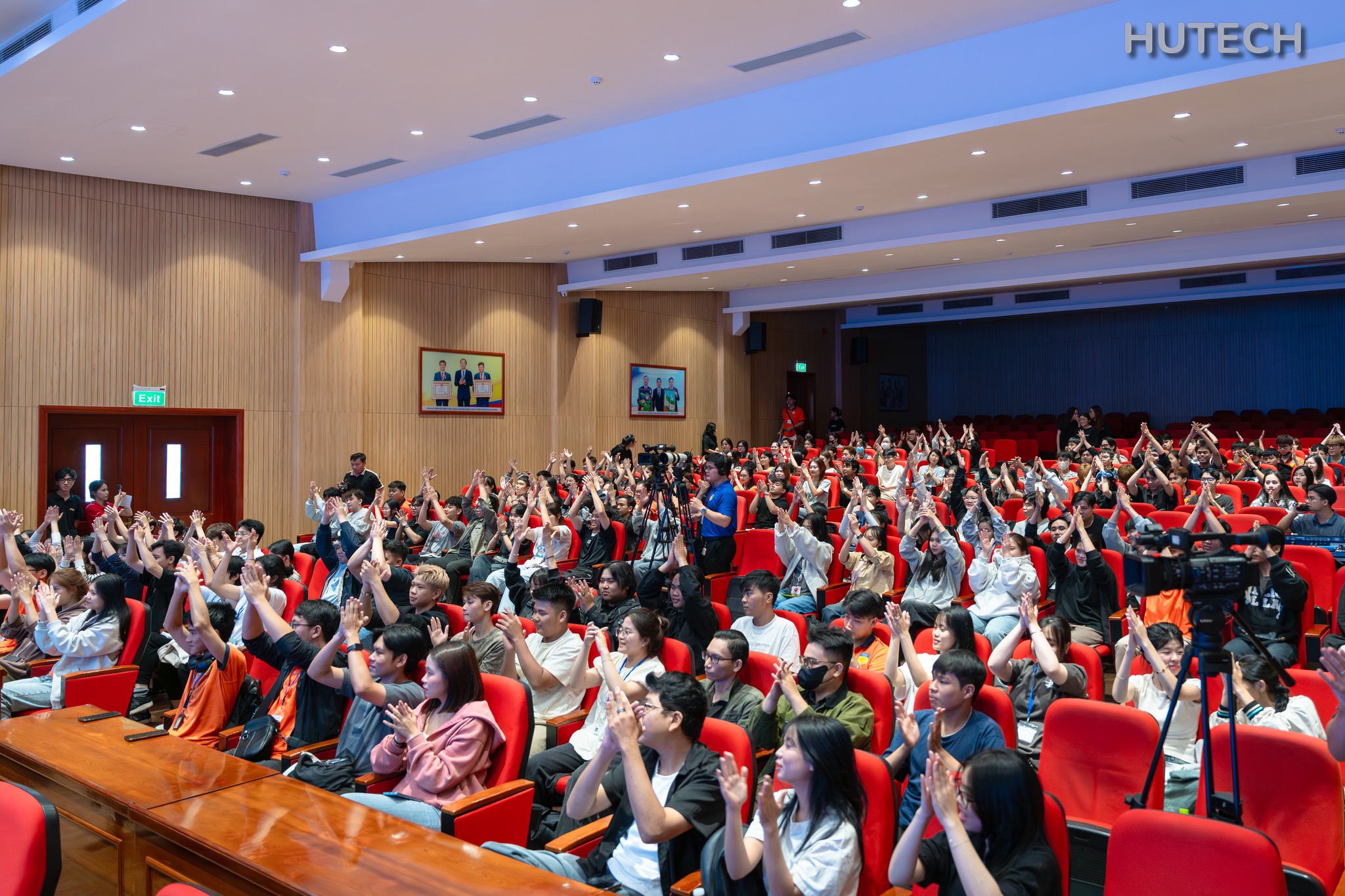 Người quay những thước phim &lsquo;tuyệt đối điện ảnh&rsquo; đại lễ A80 giao lưu sinh vi&ecirc;n HUTECH - Ảnh 2.