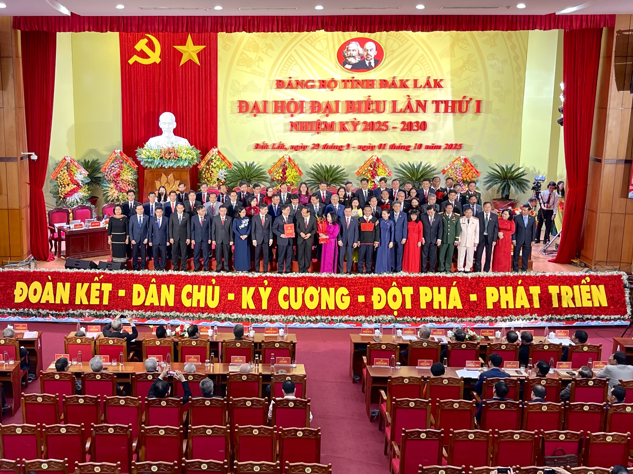 លោក Nguyen Dinh Trung ត្រូវបានតែងតាំងជាលេខាគណៈកម្មាធិការបក្សខេត្ត Dak Lak សម្រាប់អាណត្តិ 2025 - 2030 - រូបថត ១. Ông Nguyễn Đình Trung được chỉ định làm Bí thư tỉnh ủy Đắk Lắk nhiệm kỳ 2025 - 2030 - Ảnh 1.