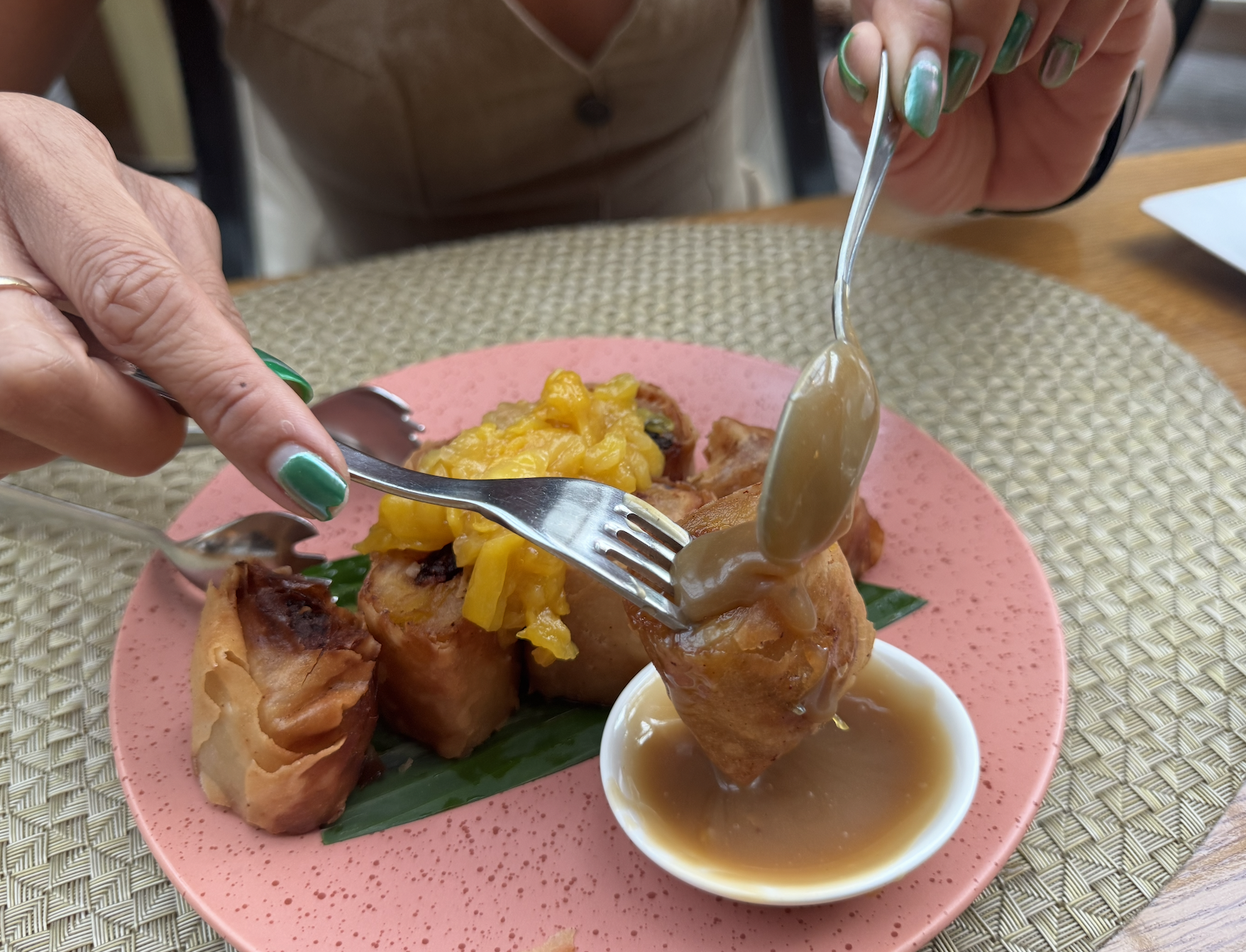 Món bánh chuối chiên, thịt kho tàu trong nhà hàng sang trọng ở Philippines- Ảnh 2. Món bánh chuối chiên, thịt kho tàu trong nhà hàng sang trọng ở Philippines- Ảnh 2.