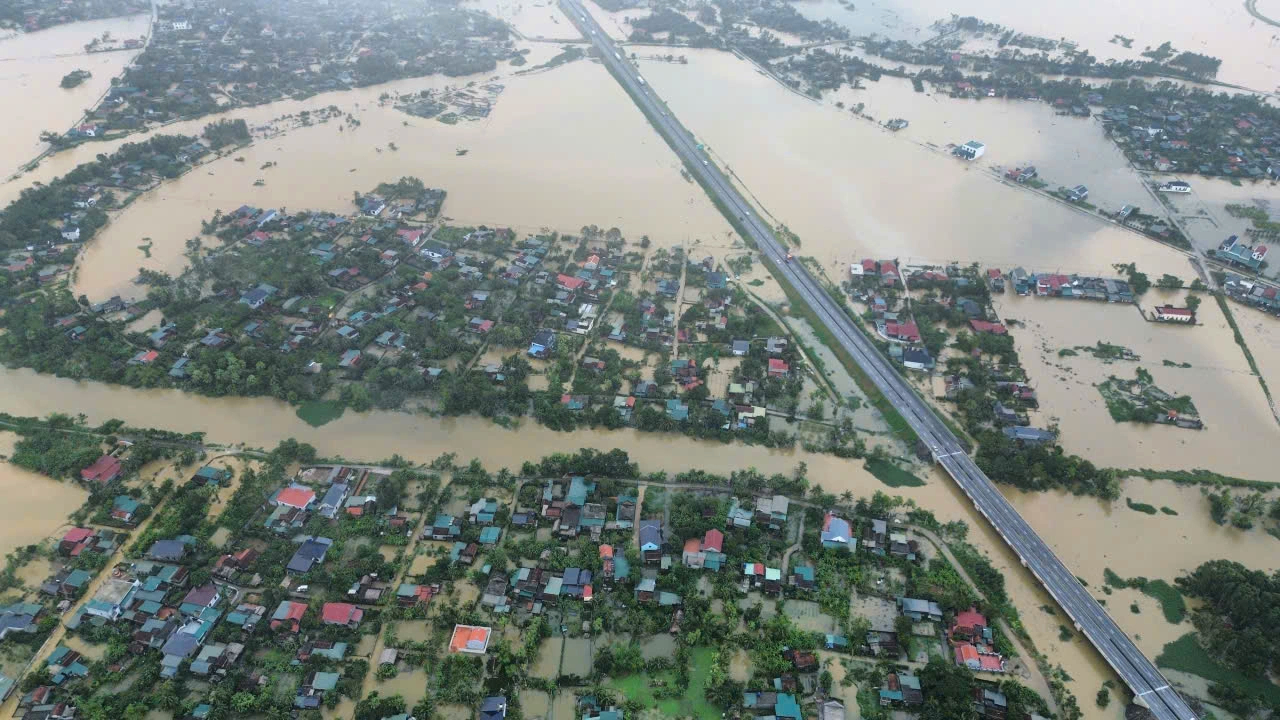 Thanh Hóa: Nước sông dâng cao, hàng ngàn nhà dân ngập lụt - Ảnh 2.