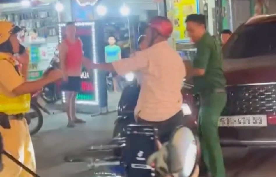 Công an TP.HCM khởi tố người đàn ông chống đối CSGT kiểm tra nồng độ cồn- Ảnh 1.