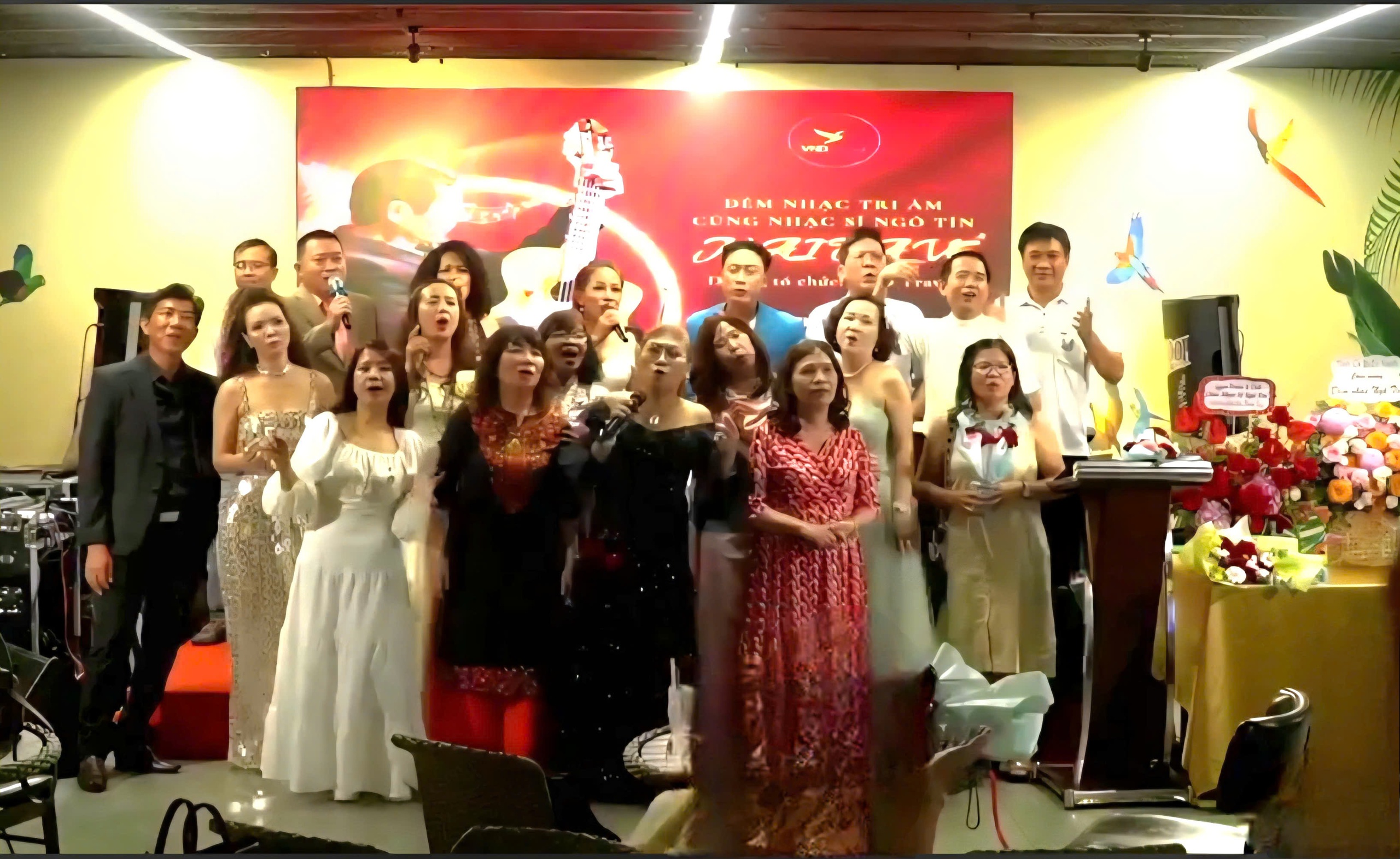 អ្នកនិពន្ធសៀវភៅ 'Quy Nhon, ទឹកដីនៃការចងចាំគ្មានទីបញ្ចប់' និងមិត្តស្មោះត្រង់របស់គាត់នៅស្រុកកំណើត - រូបថត 2 ។ Tác giả ‘Quy Nhơn mênh mang niềm nhớ’ và những người bạn nghĩa tình ở quê nhà- Ảnh 2.