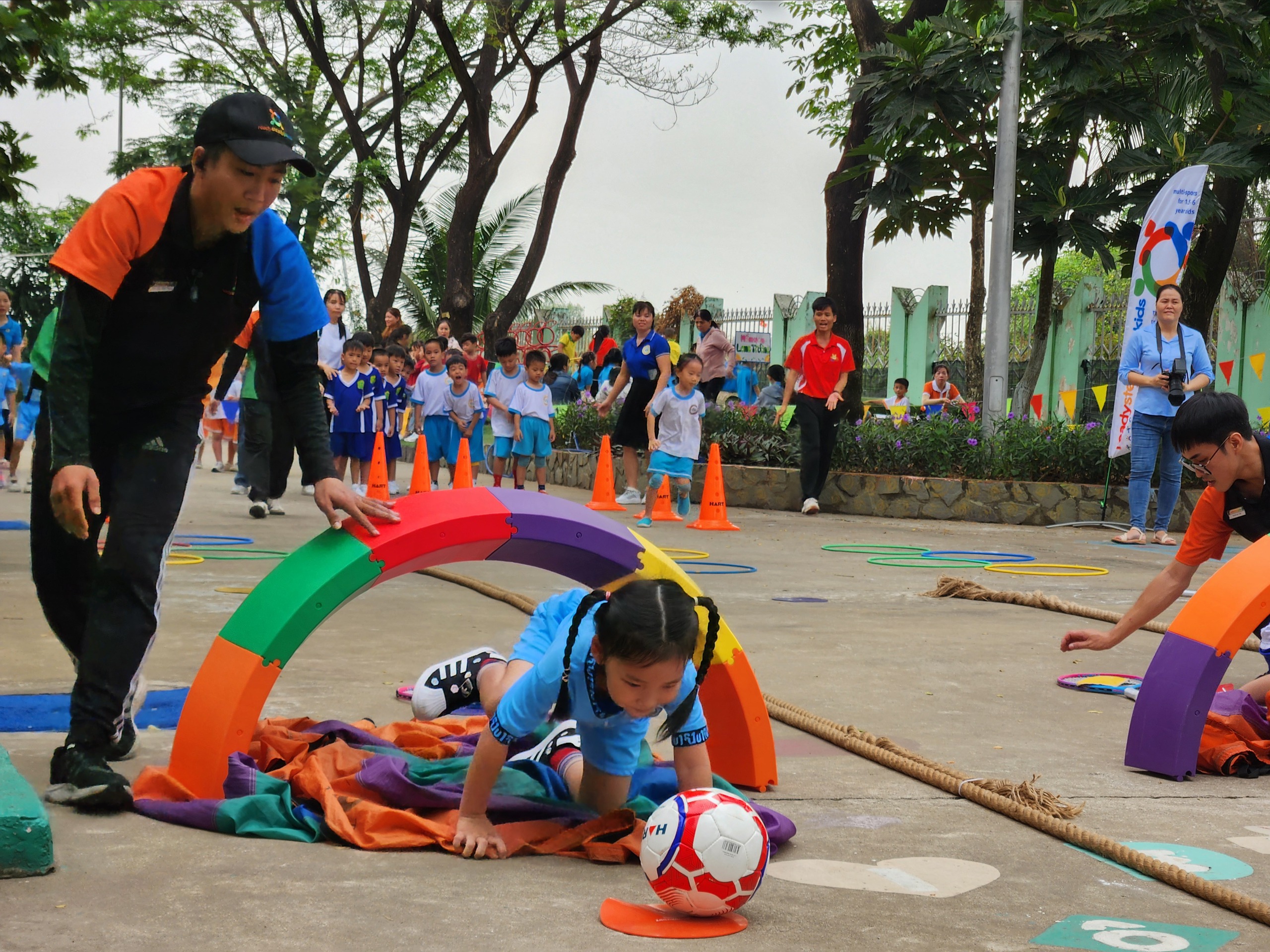 Phụ huynh hỏi về CLB có thu phí bậc mầm non, Sở GD-ĐT TP.HCM nói rõ - Ảnh 1.